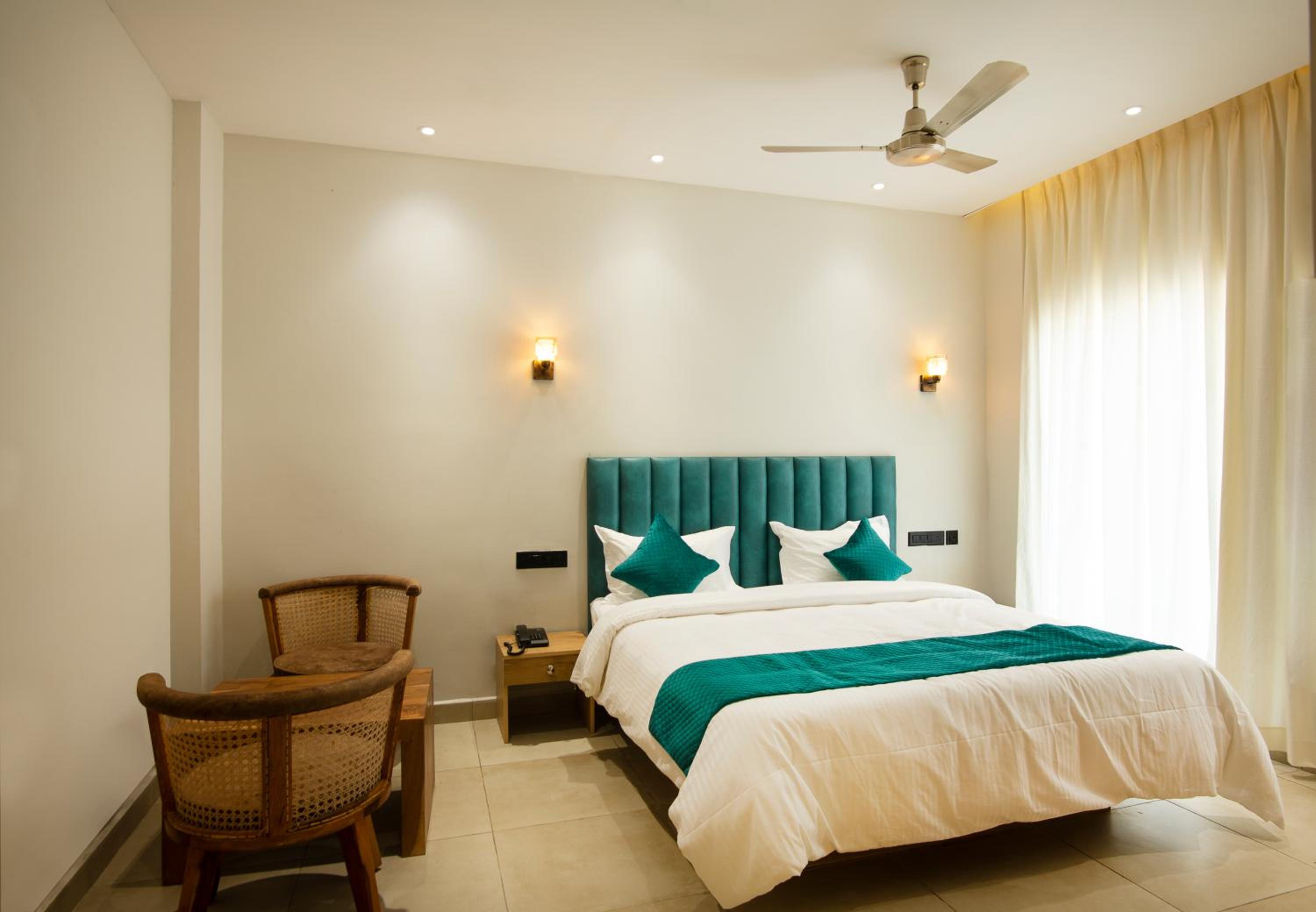Double Room with Balcony - Photo 9