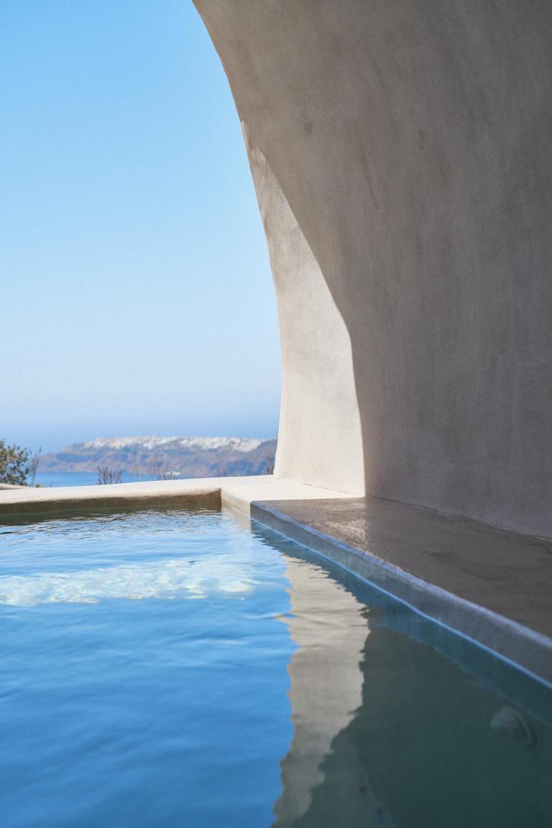 Astral Cave Suite with Private Jacuzzi-Caldera View photo 3