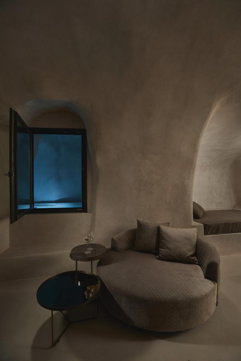 Elysium Cave Suite with Private Jacuzzi- Caldera View photo 2