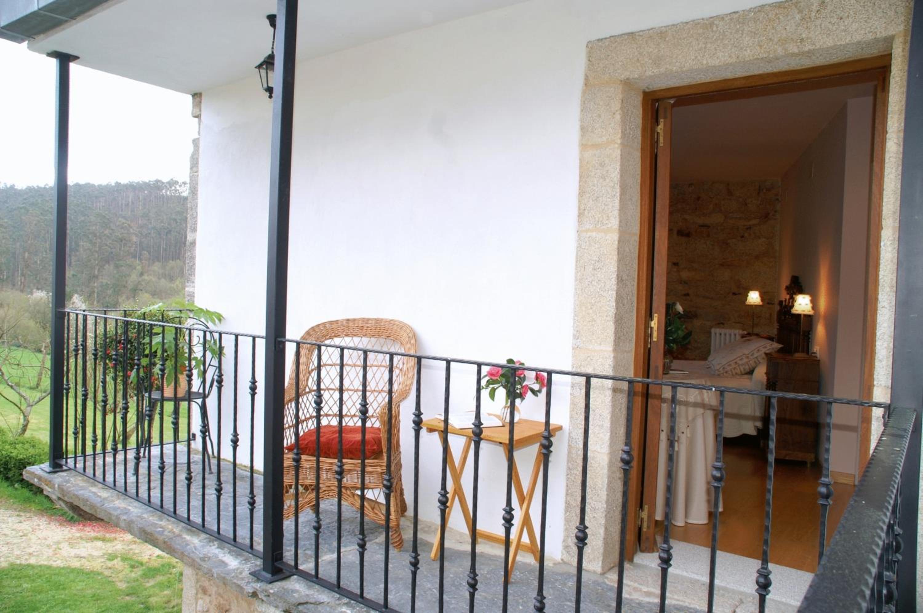 Double Room with Balcony - Photo 3