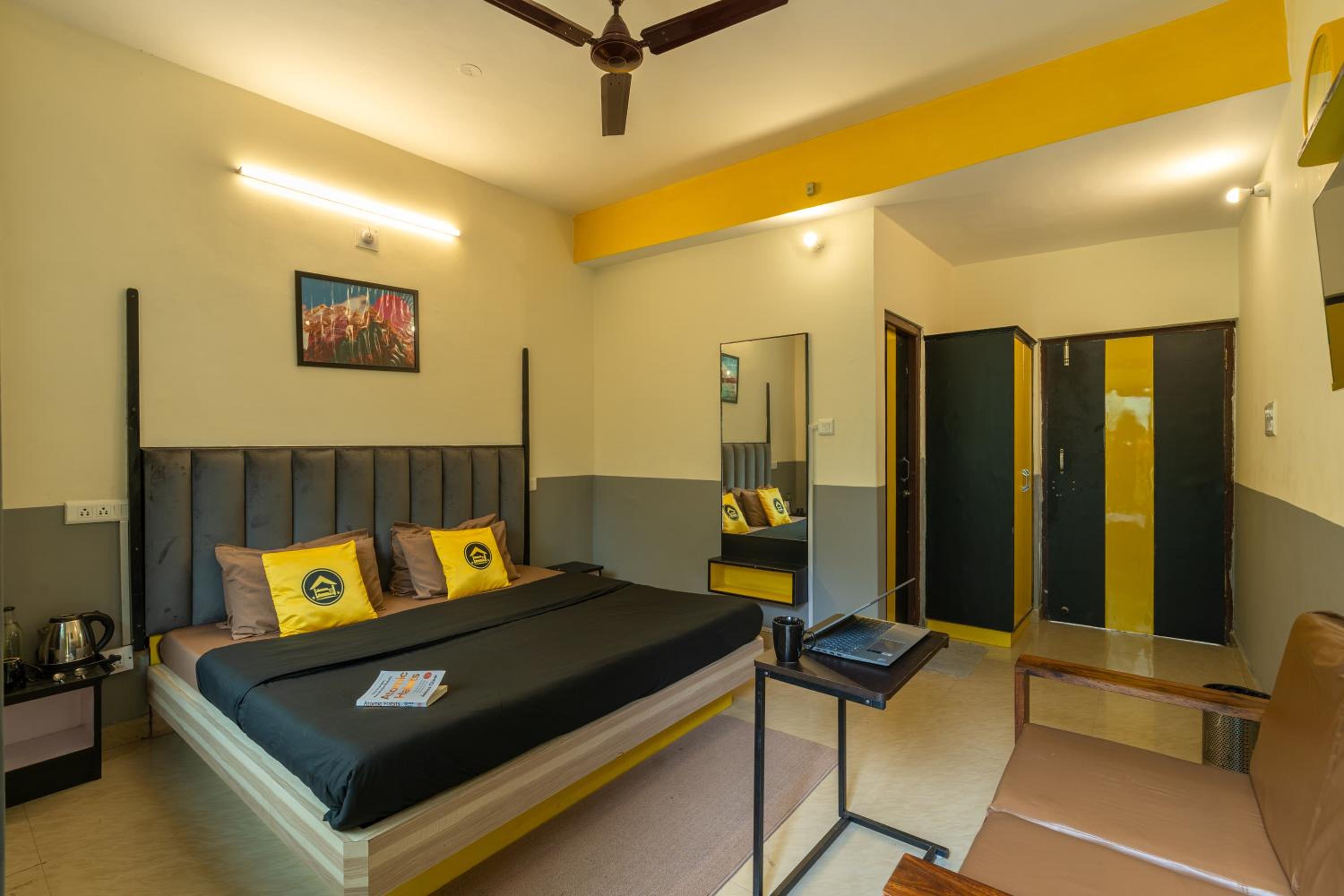  Deluxe Double Room with Balcony x A Block - Photo 1