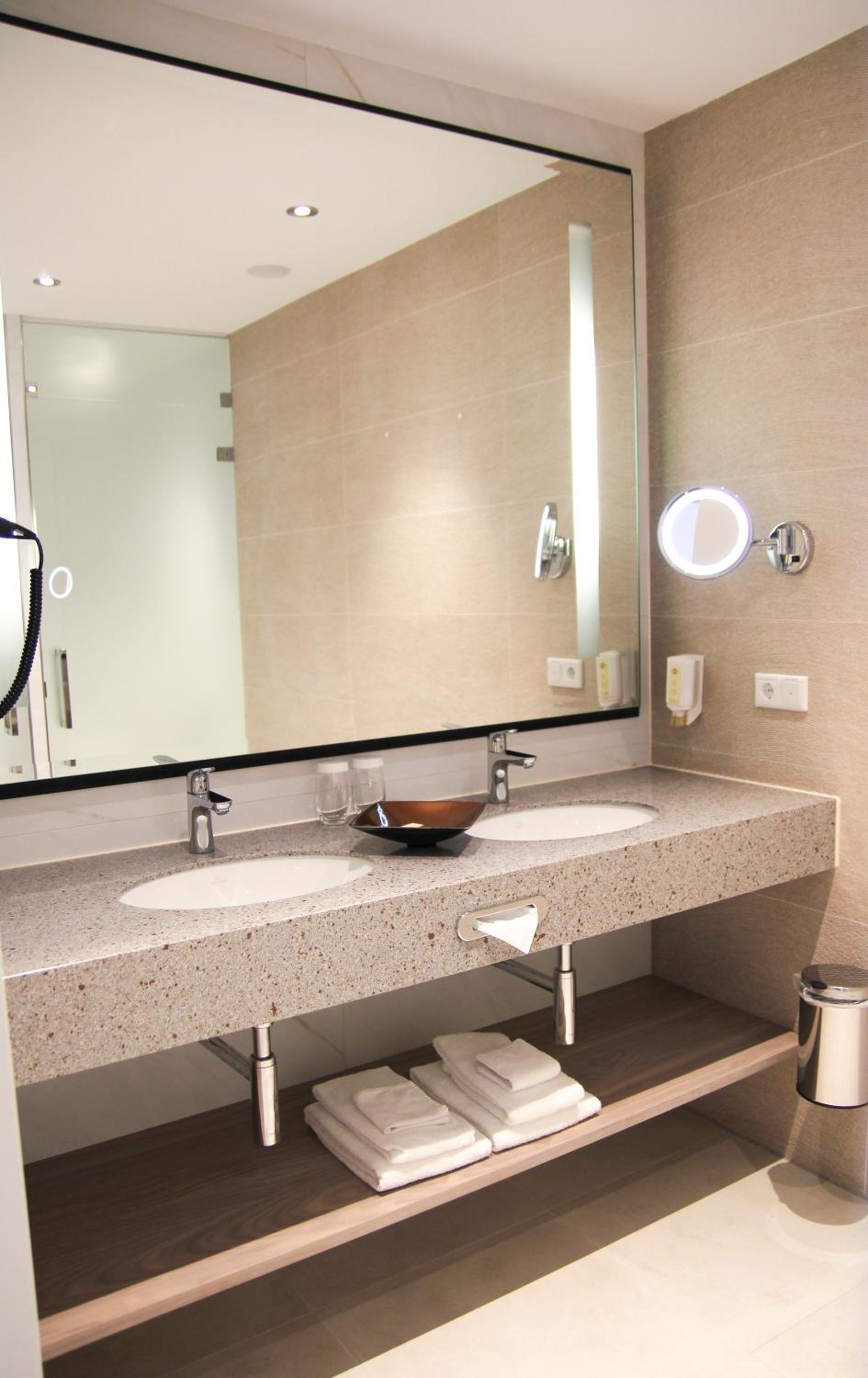 Superior King Room with Spa Access - Photo 9