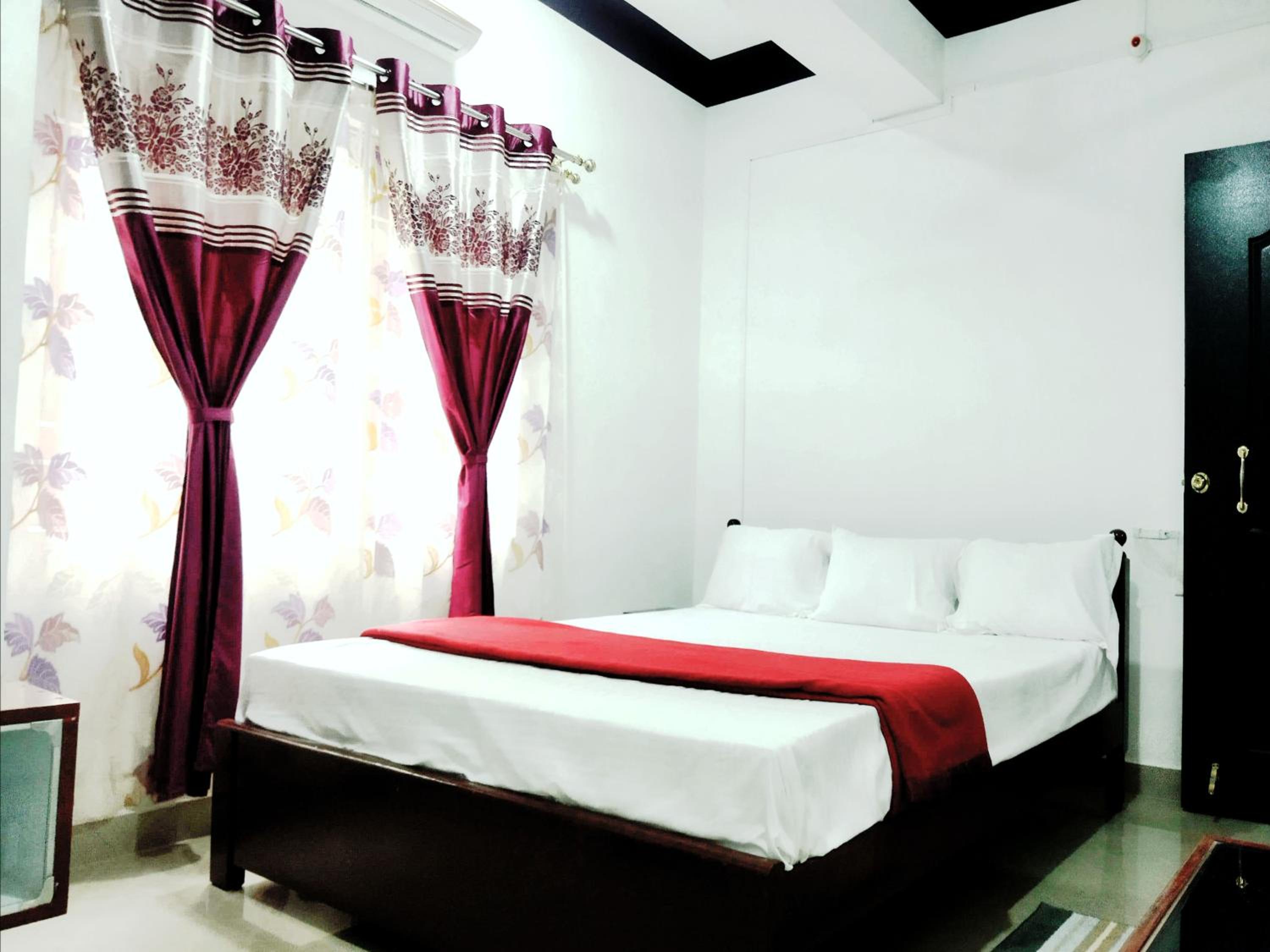 Deluxe Double Room (2 Adults + 1 Child) - Photo 2