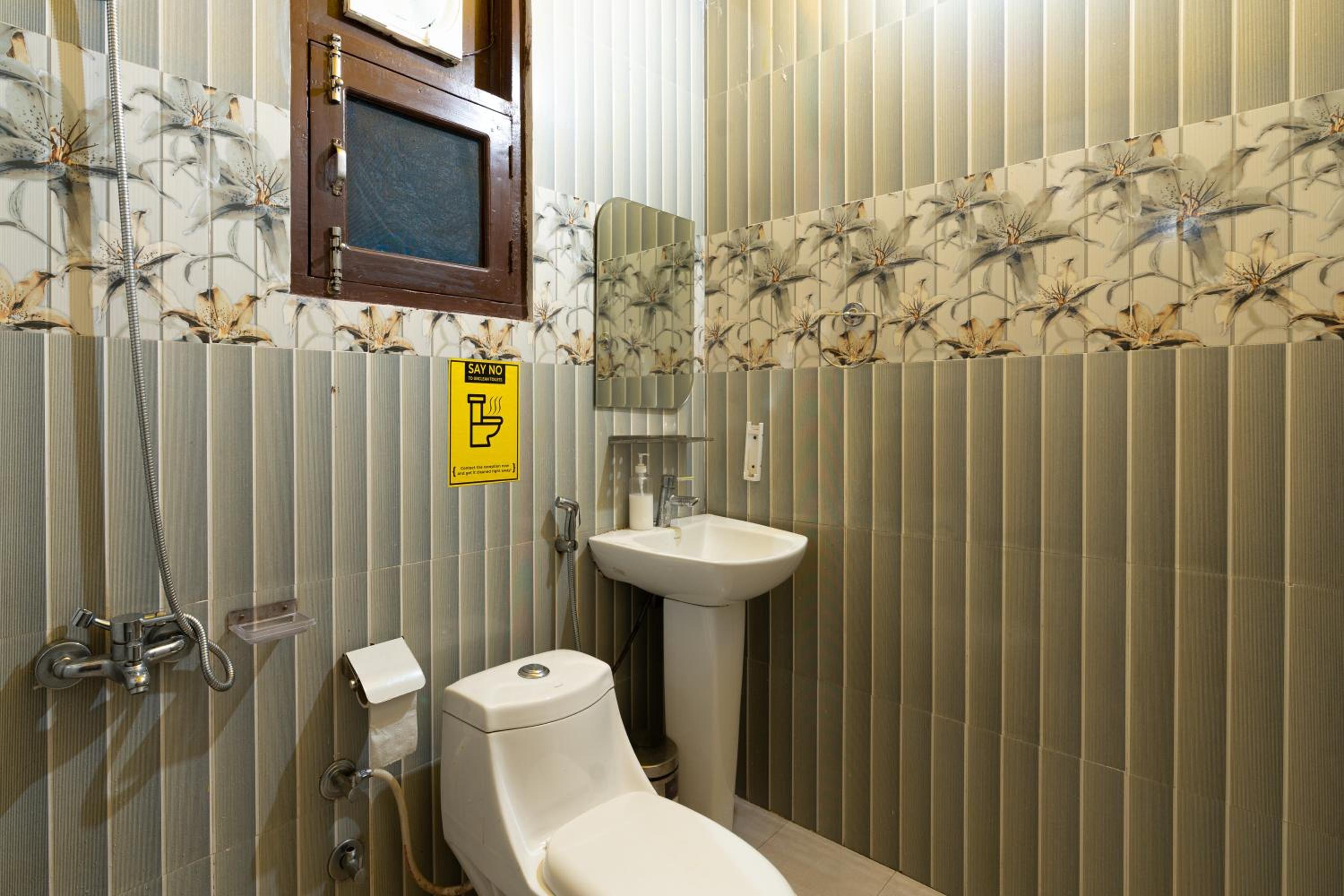Bed in 8 Bed Mixed Dormitory - Non Attached Washroom x A Block photo 2