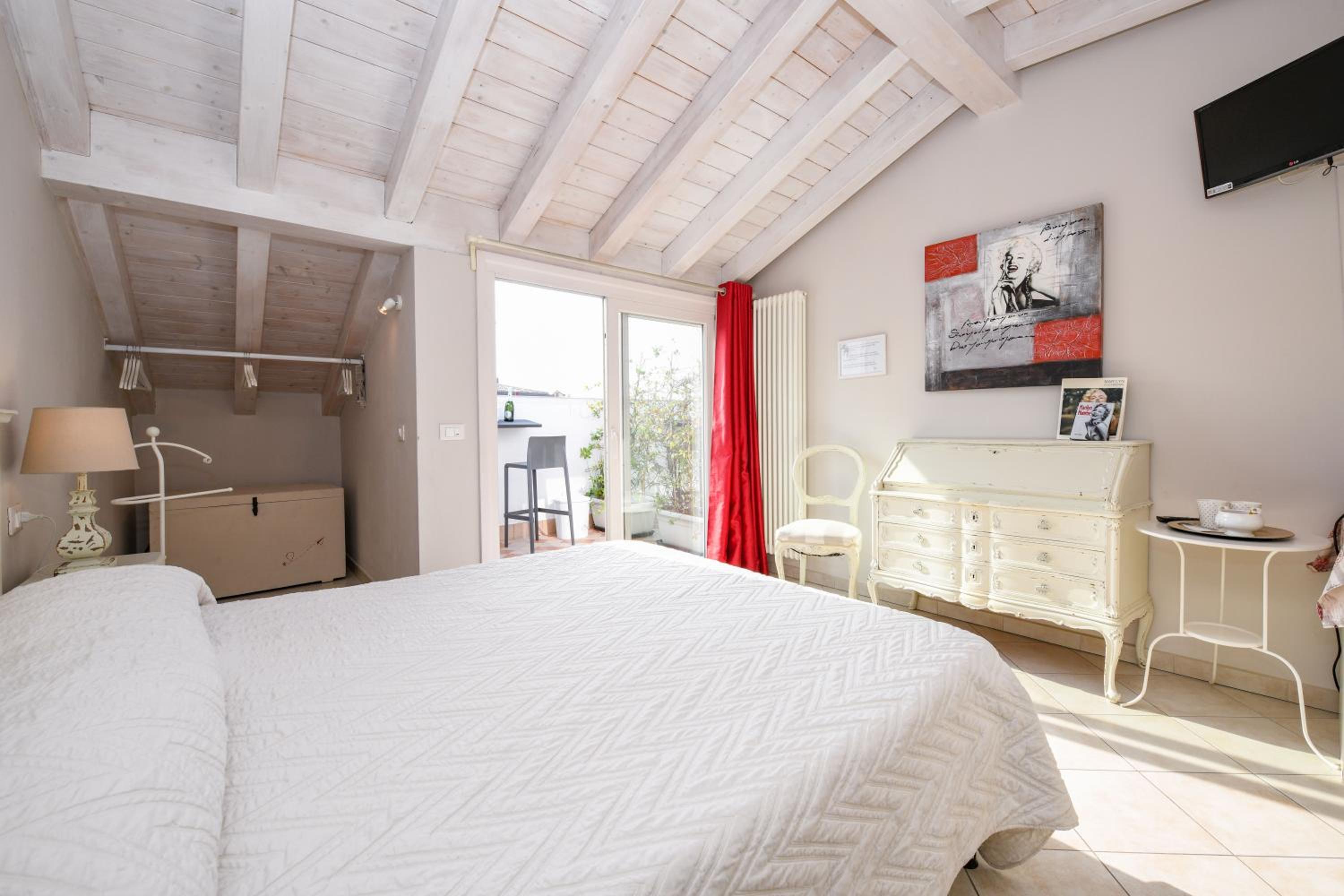 Double Room with Lake View and Terrace photo 3