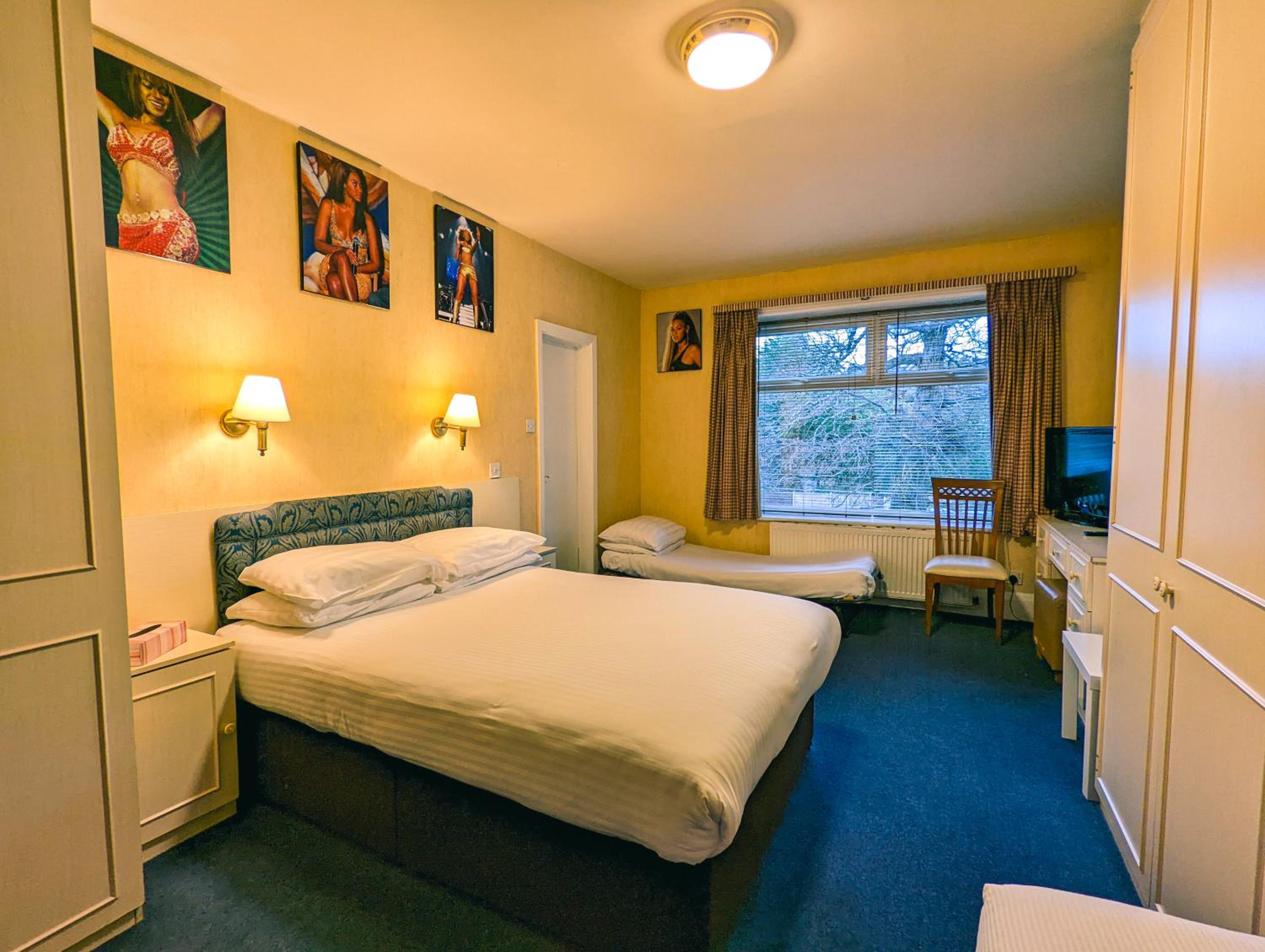 Family Room (2 Adults + 2 Children) - Photo 1