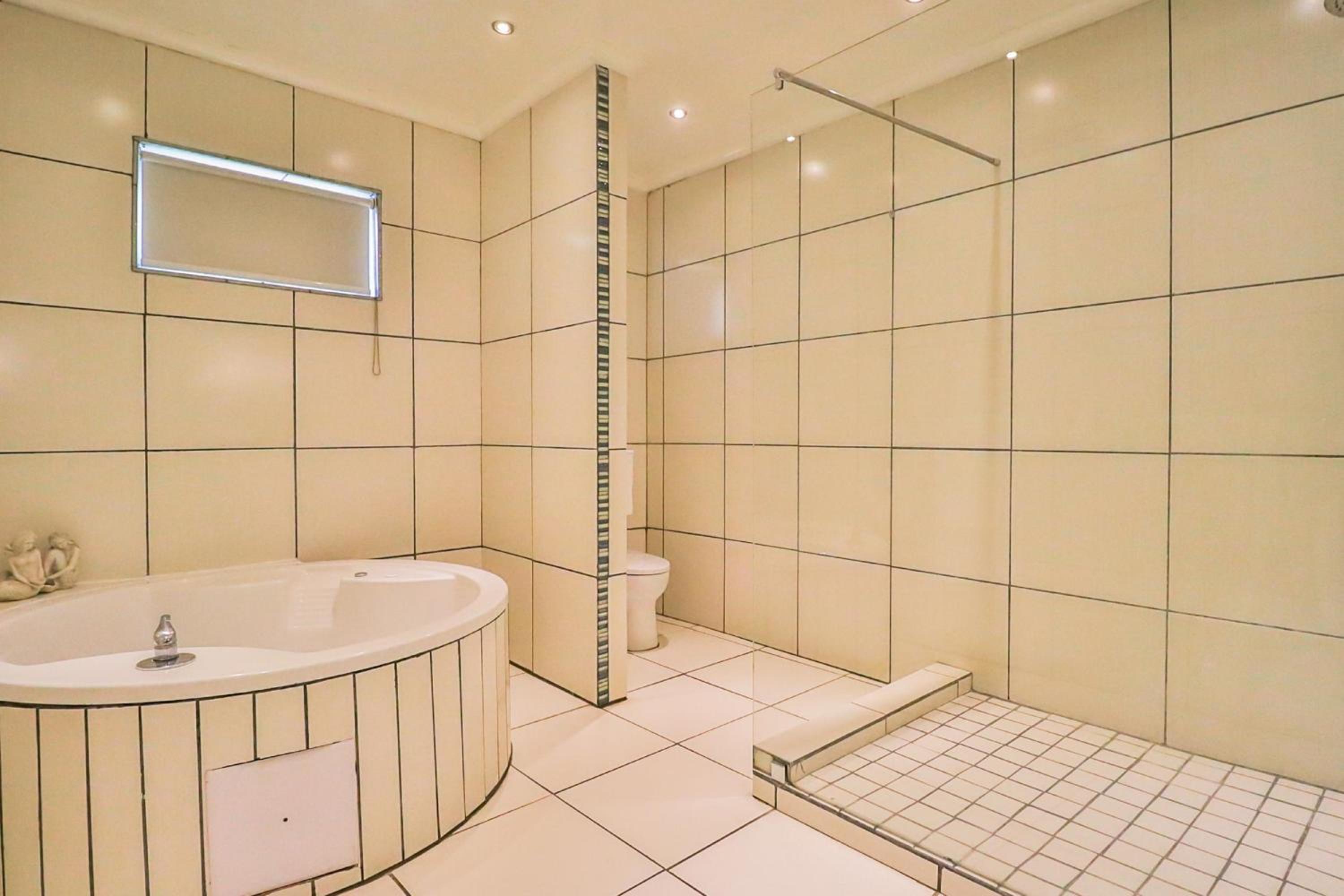 Suite with Balcony - Photo 8