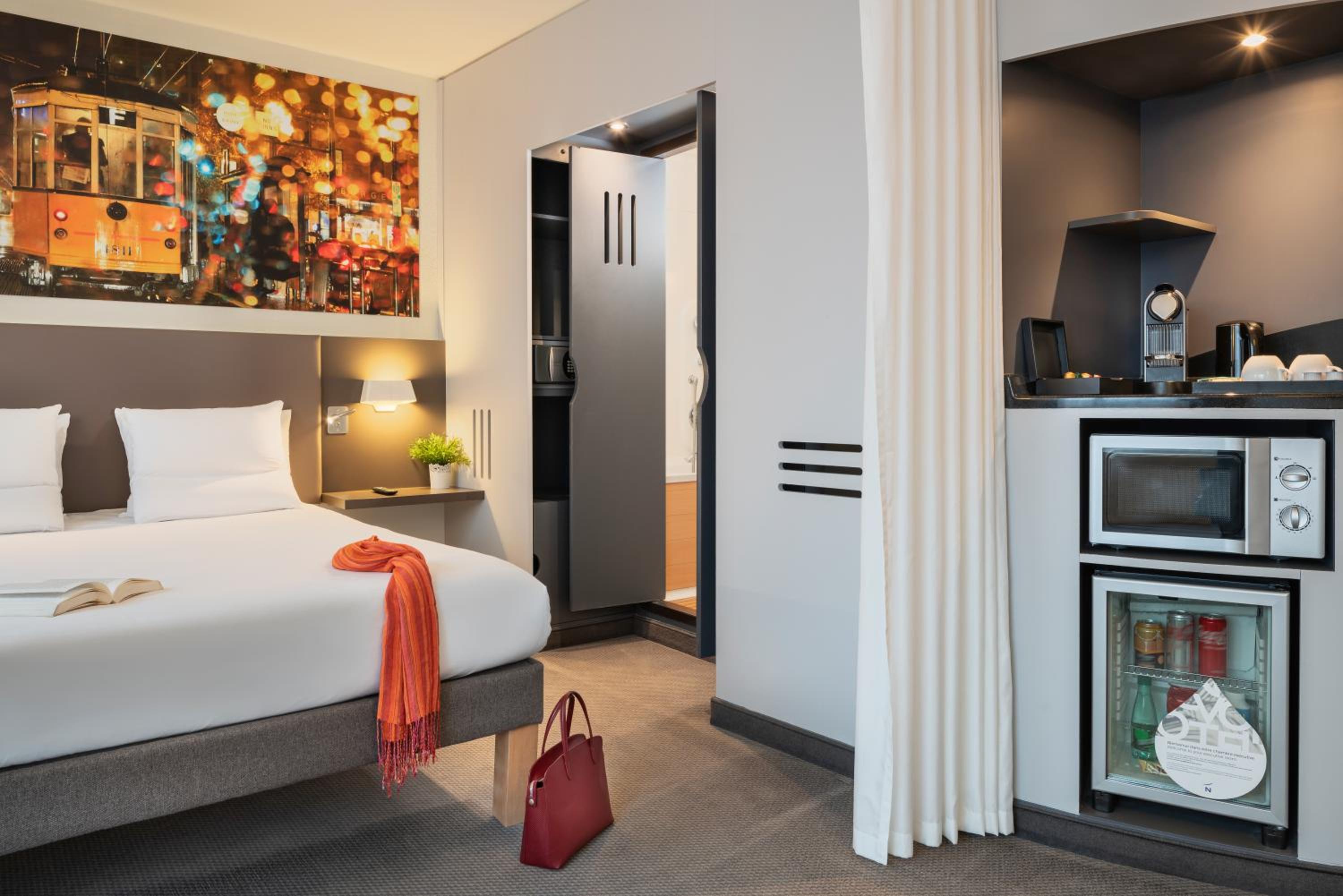 Executive Suite with One Double Bed and One Sofa Bed - Photo 6