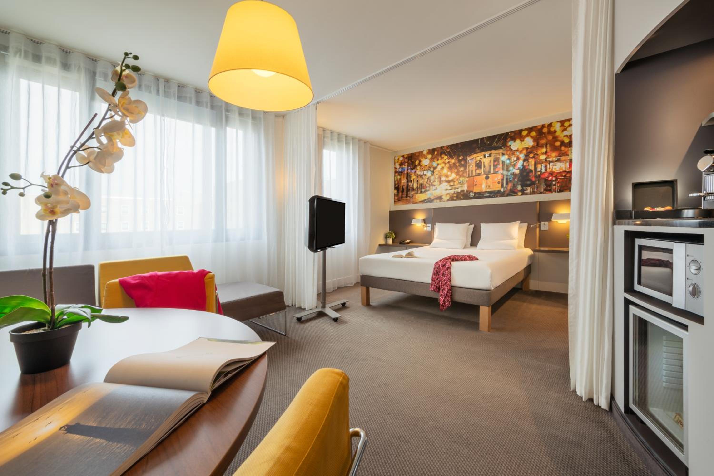 Executive Suite with One Double Bed and One Sofa Bed - Photo 5