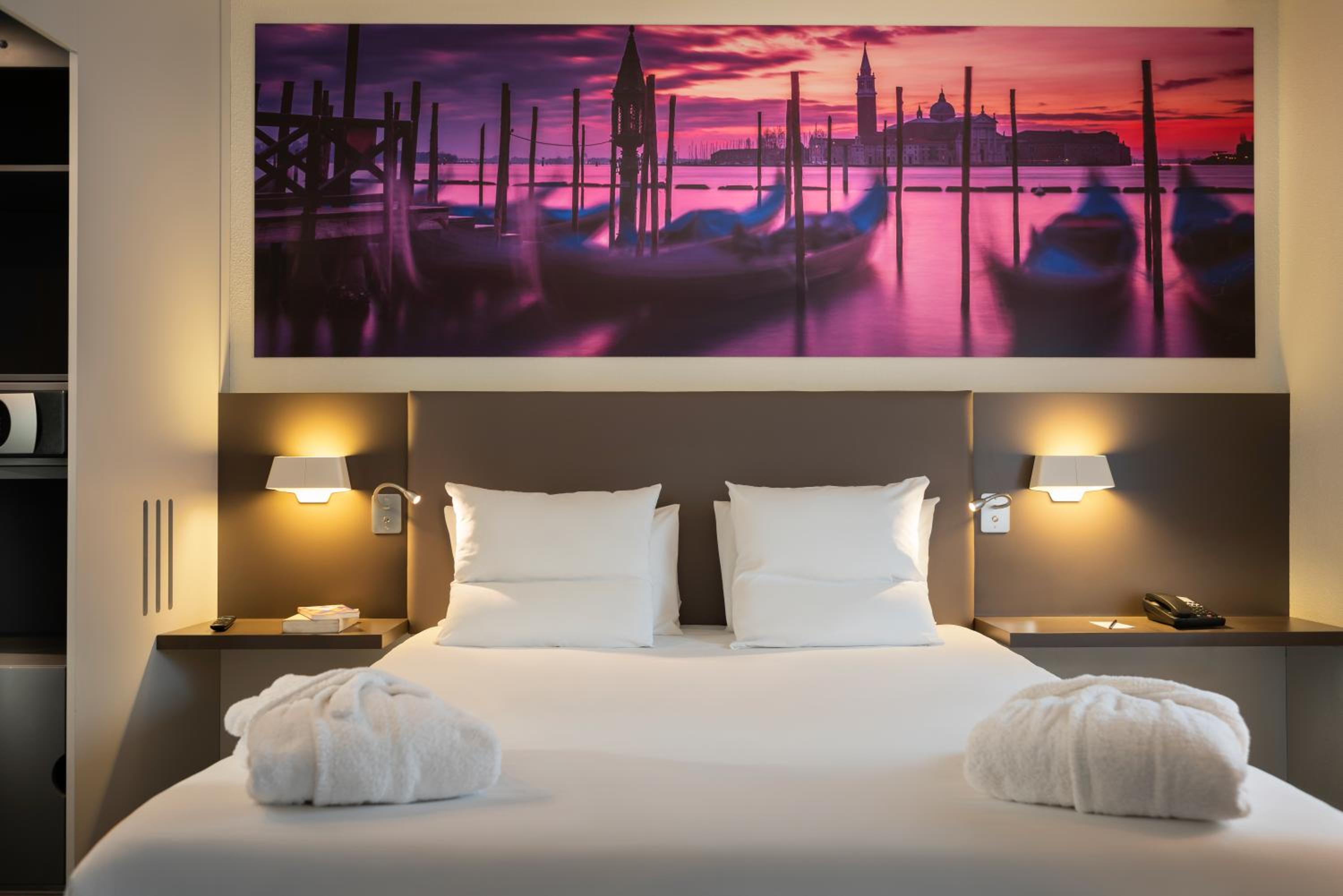 Executive Suite with One Double Bed and One Sofa Bed - Photo 9