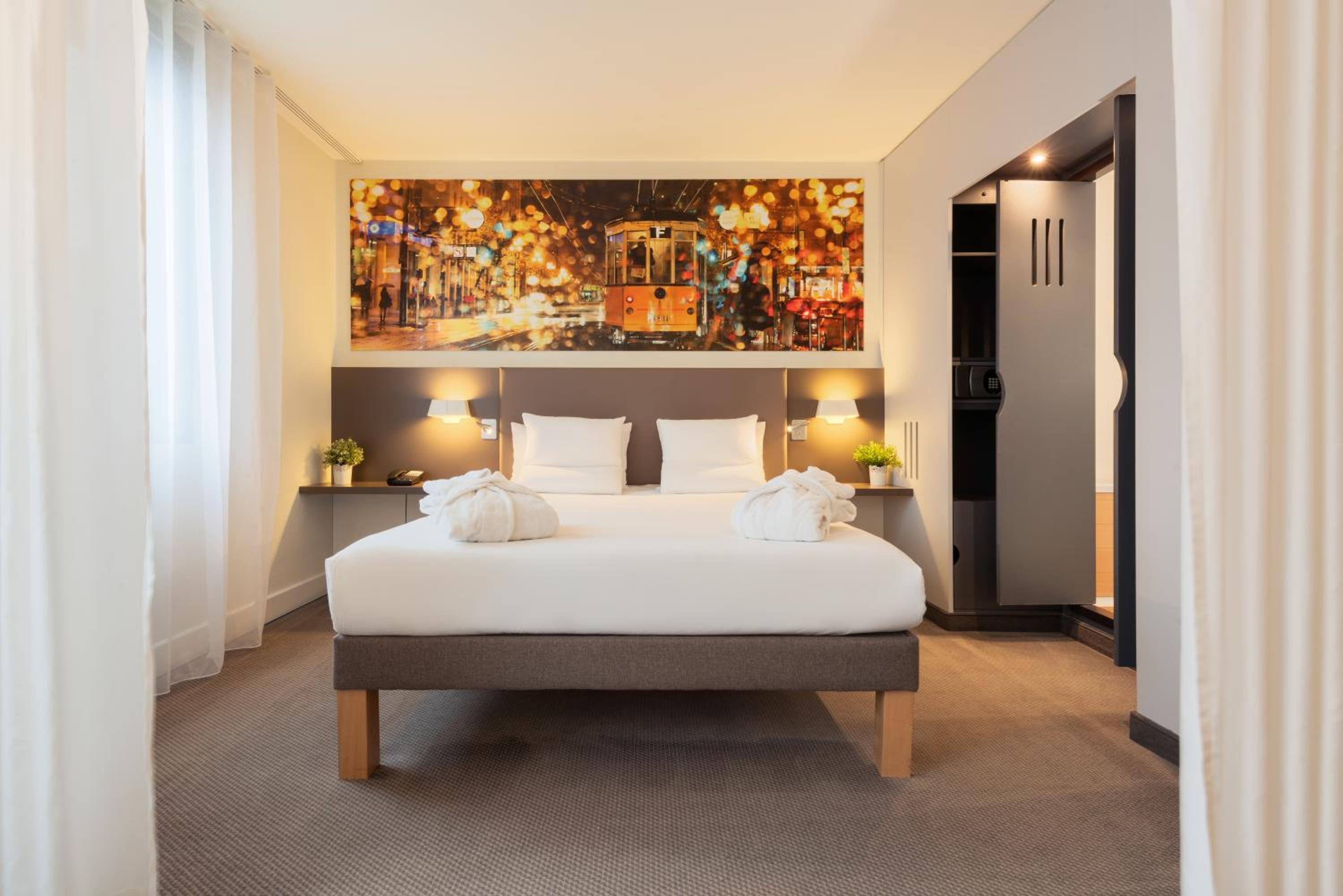 Executive Suite with One Double Bed and One Sofa Bed - Photo 7