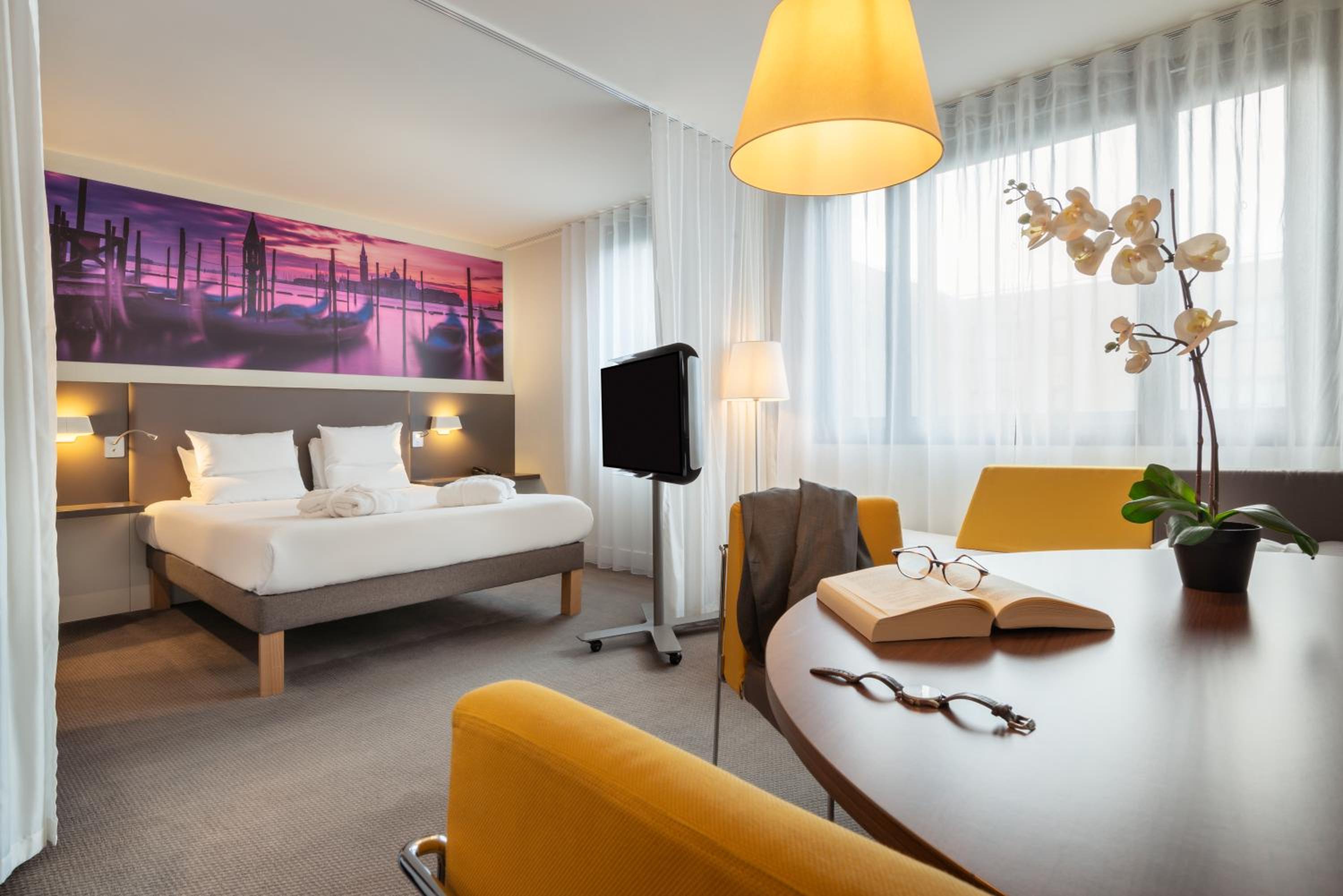 Executive Suite with One Double Bed and One Sofa Bed - Photo 8