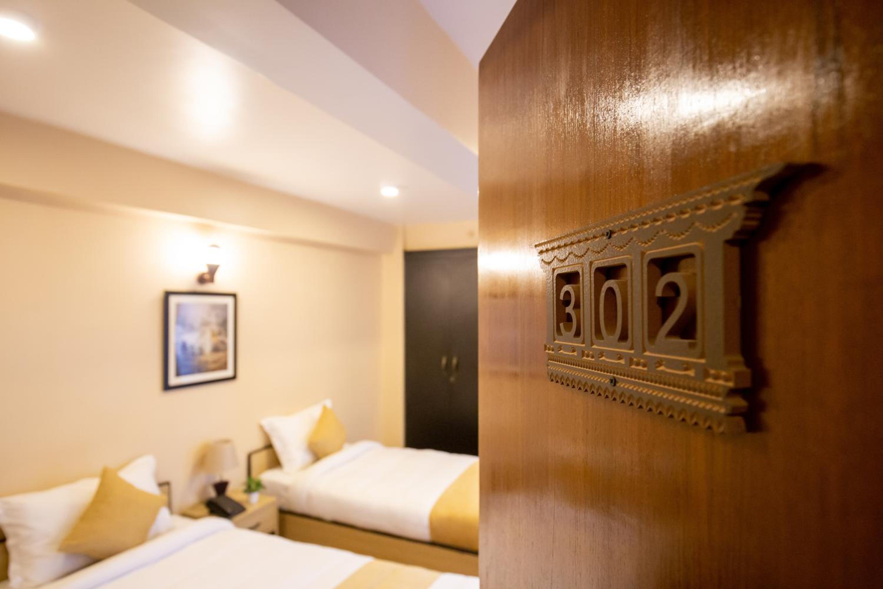 Deluxe Double or Twin Room with City View - Photo 8