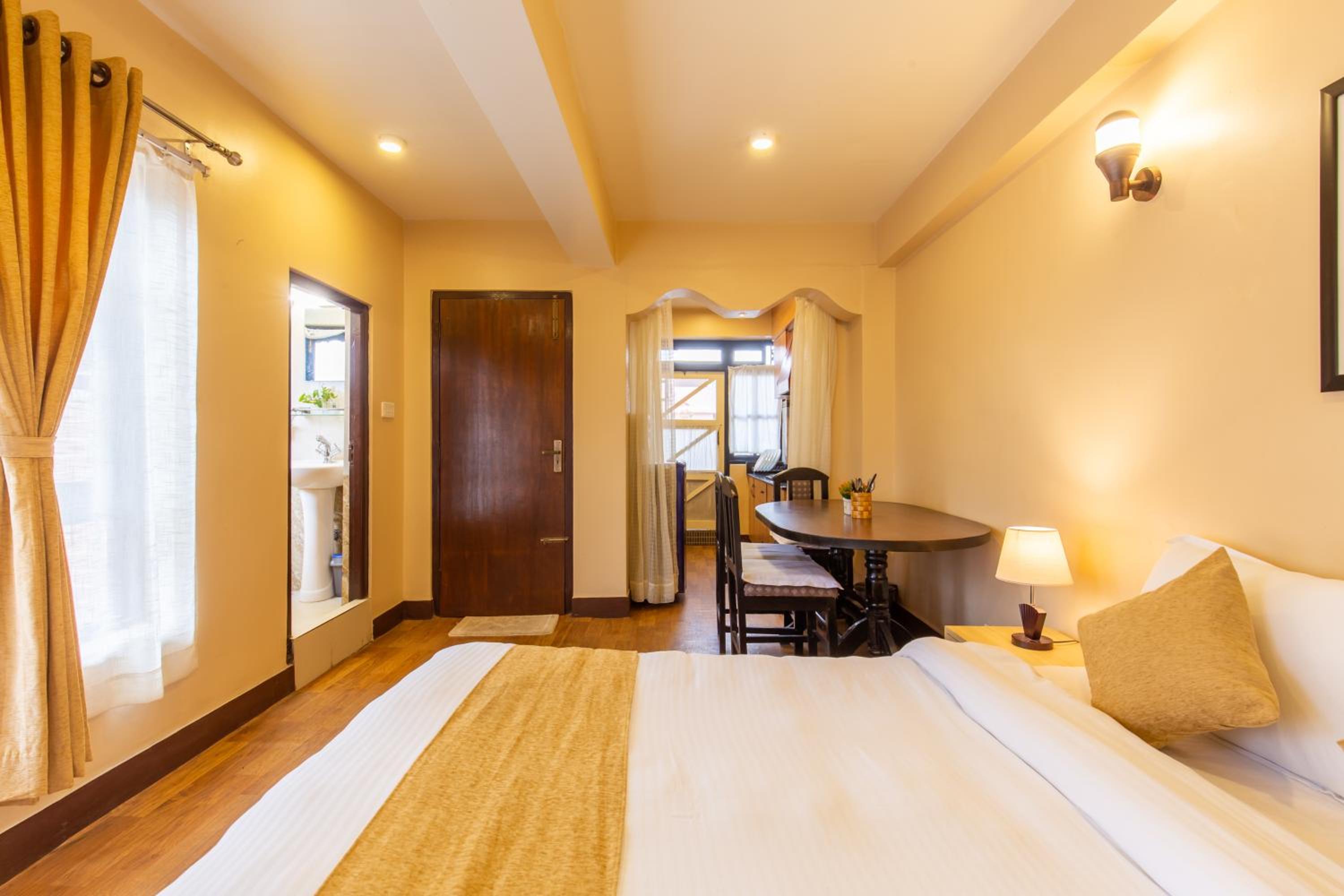 Deluxe Double or Twin Room with City View - Photo 9