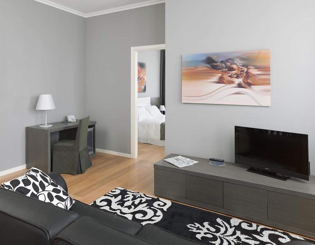 Executive Suite - Photo 10