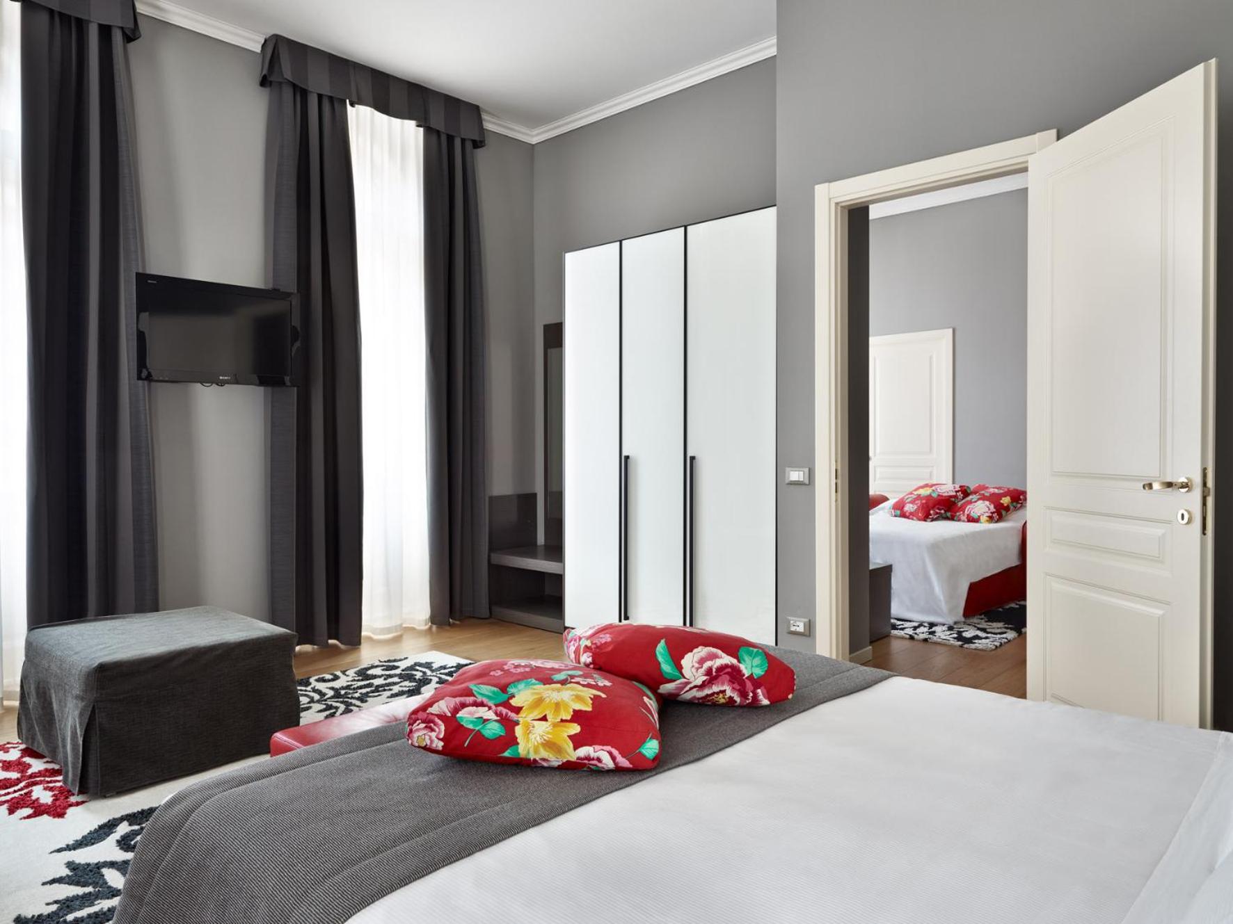 Executive Suite - Photo 13