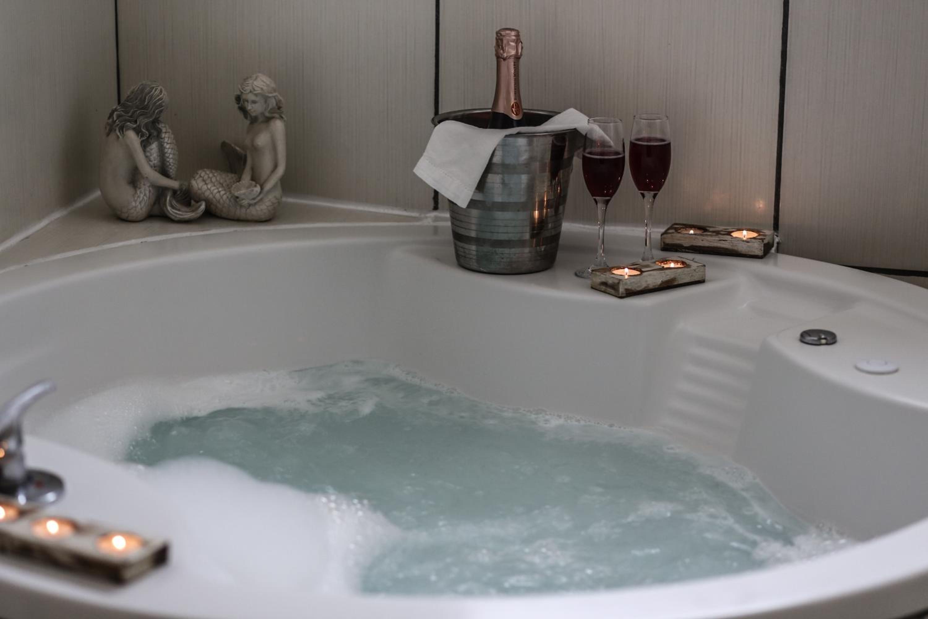 Suite with Balcony - Photo 11
