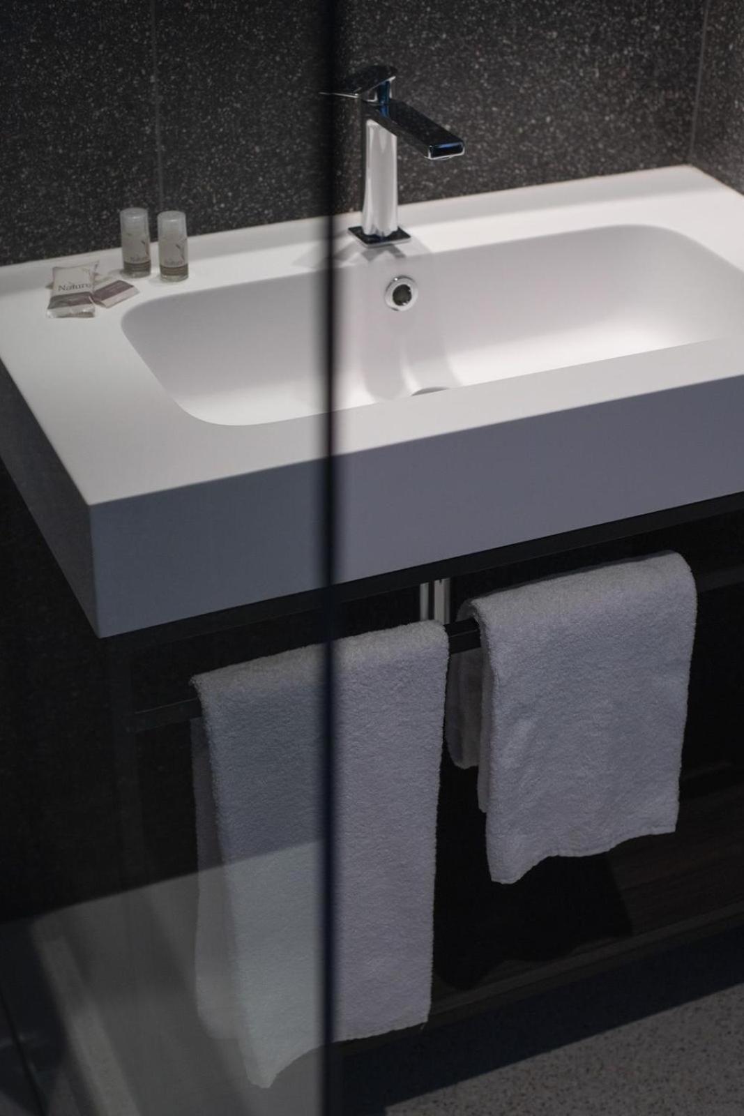 Standard Double Or Twin Room - Photo 12