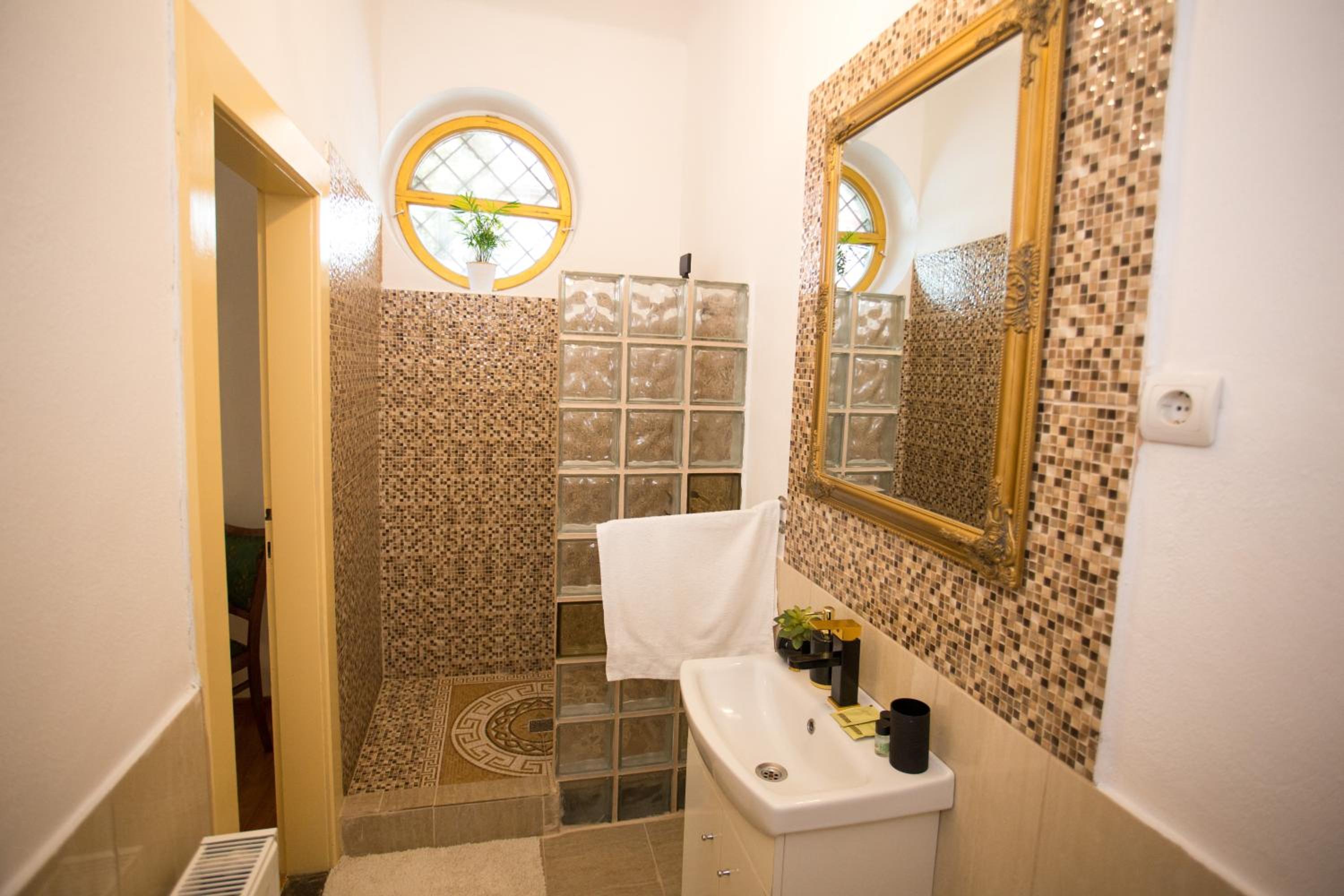 Standard Double Room - Photo 7