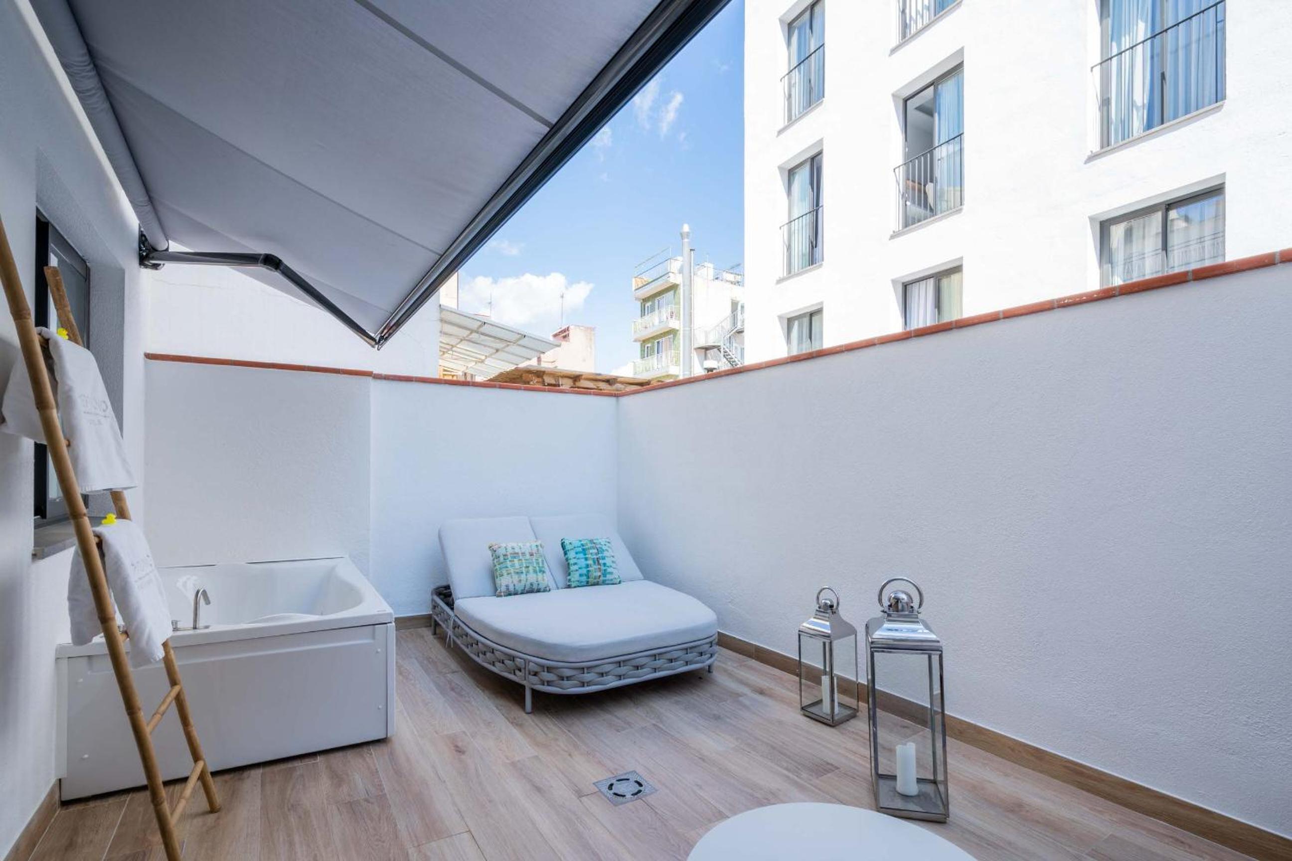Suite with Terrace and outdoor Jacuzzi photo 2