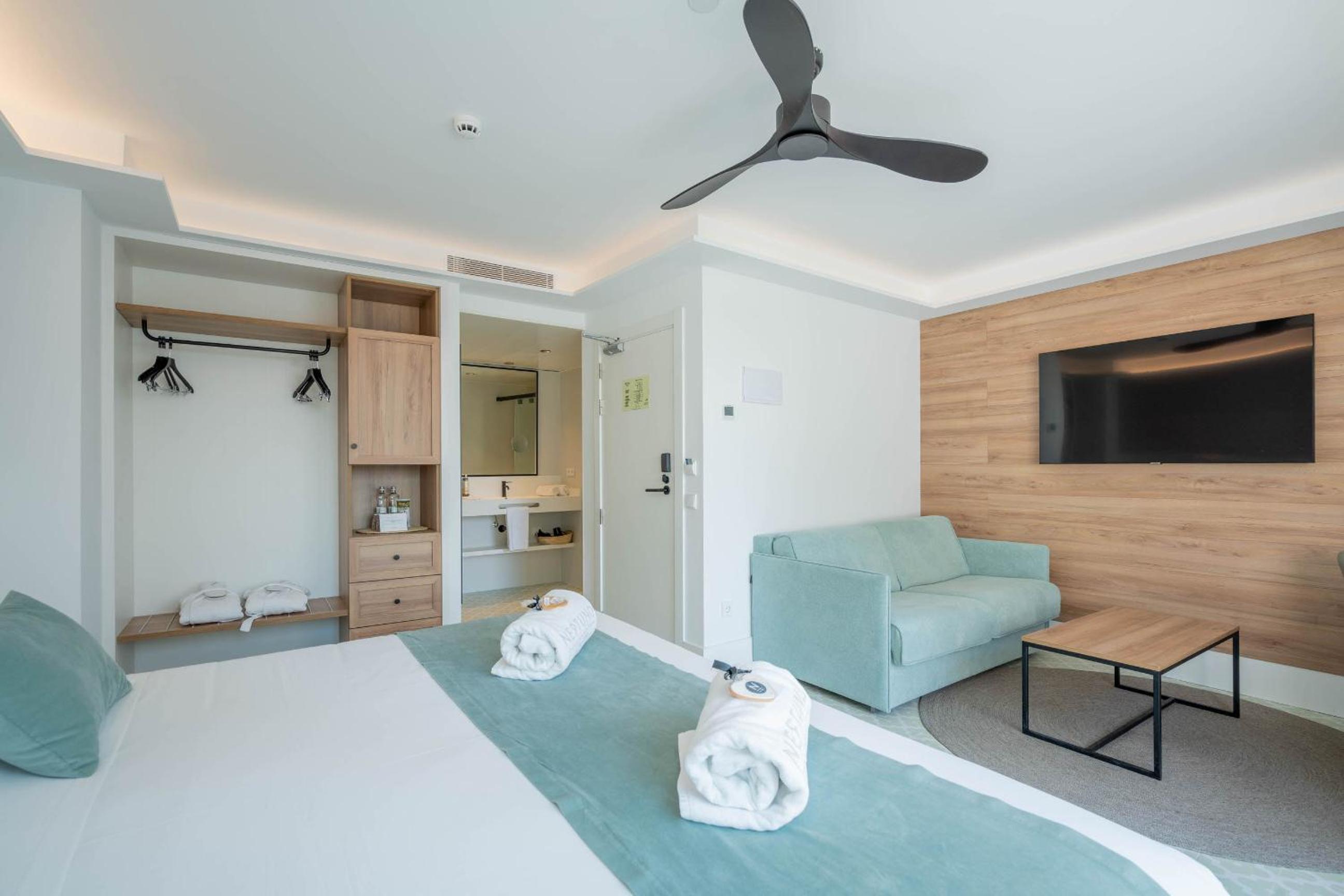 Deluxe Suite with outdoor Jacuzzi photo 3