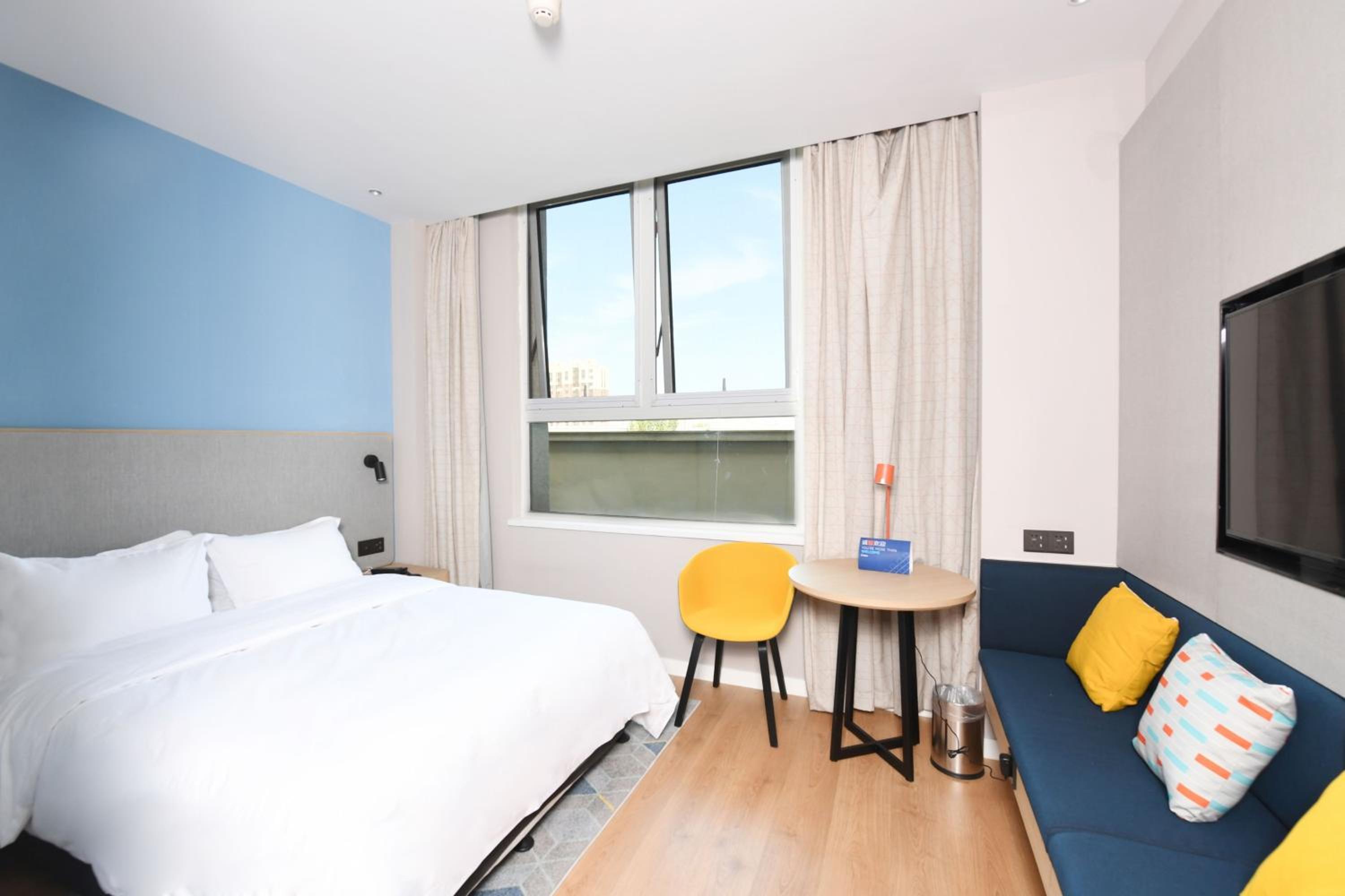Standard King Room with City View - Photo 8