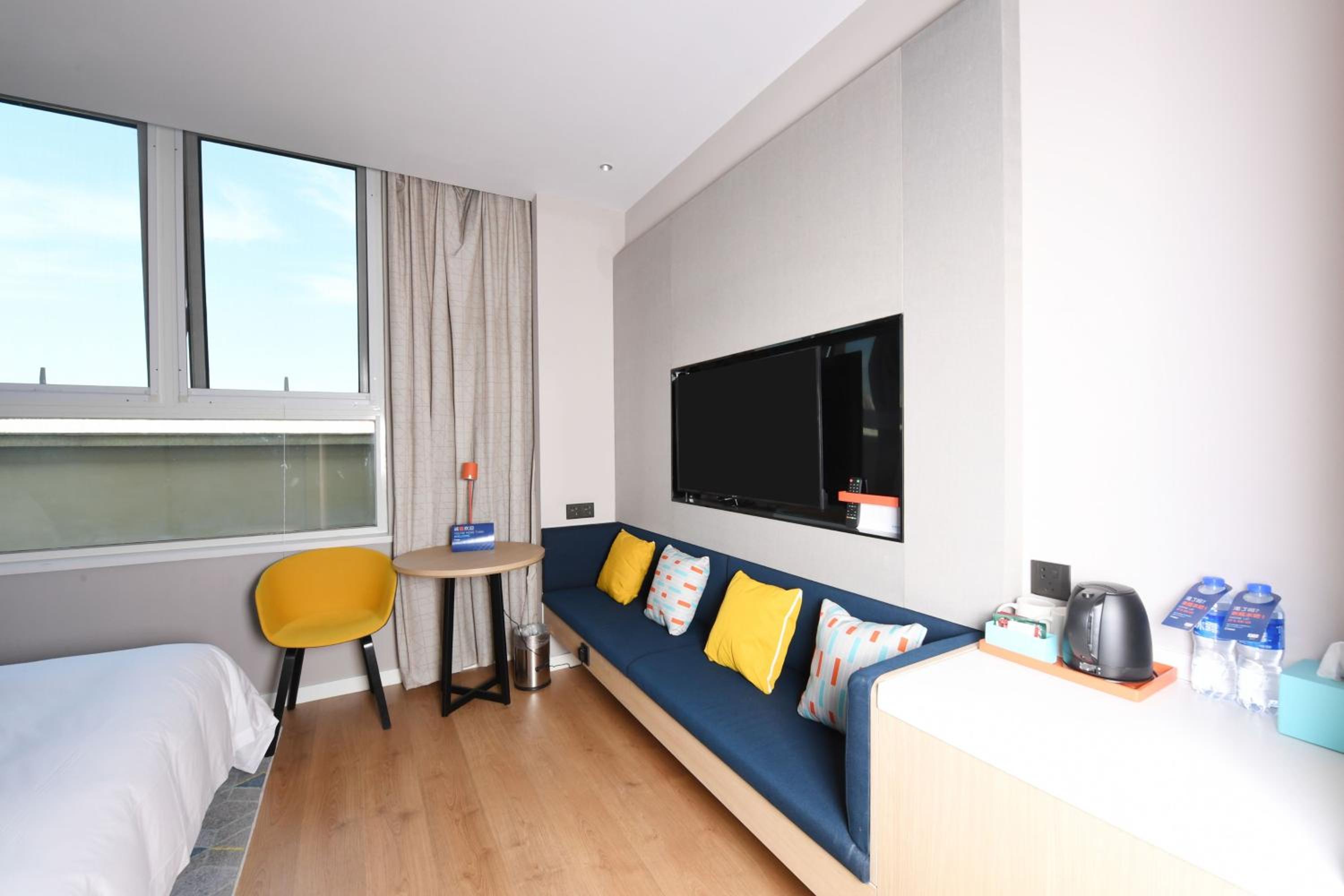 Standard King Room with City View - Photo 7