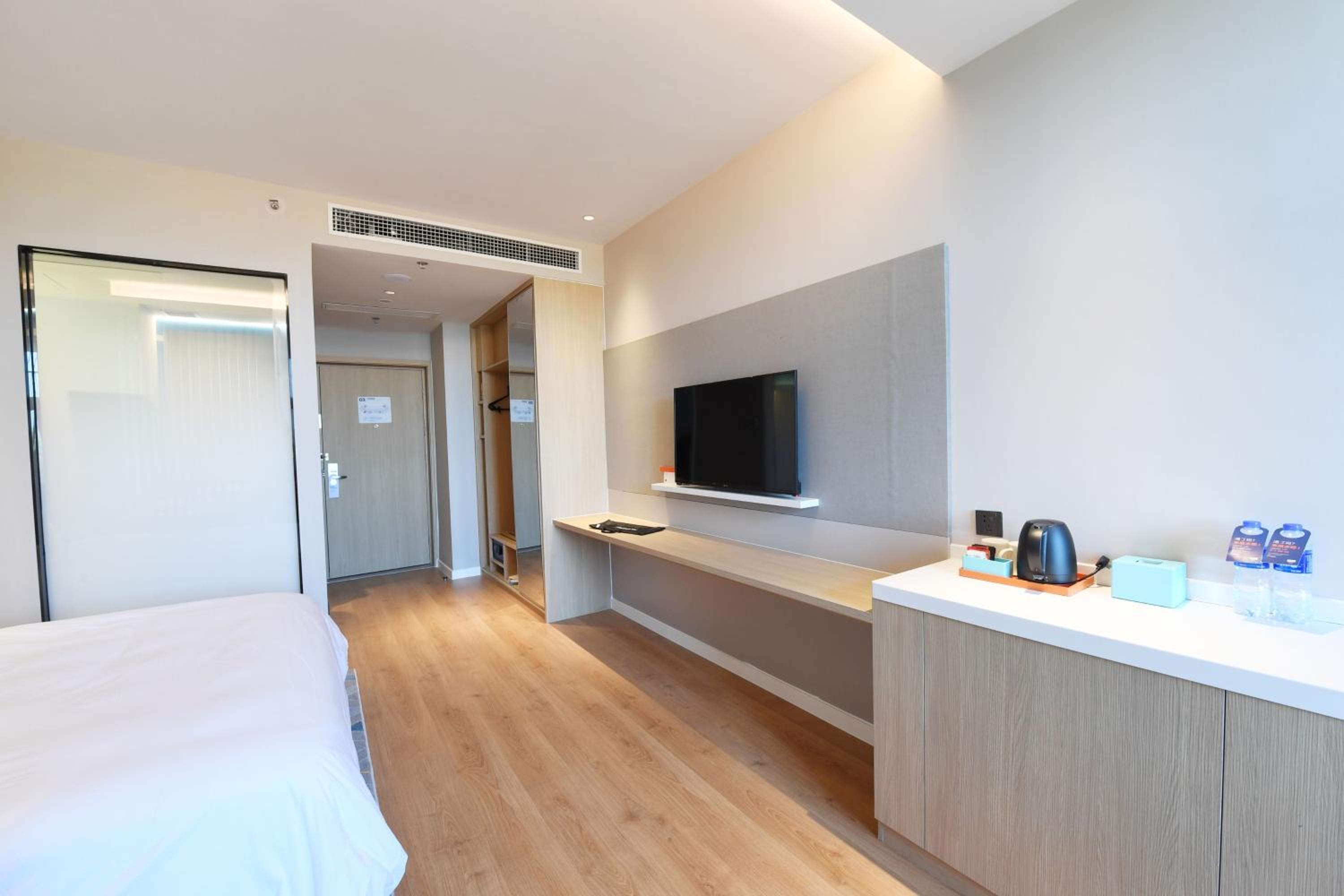 Standard King Room with City View - Photo 10