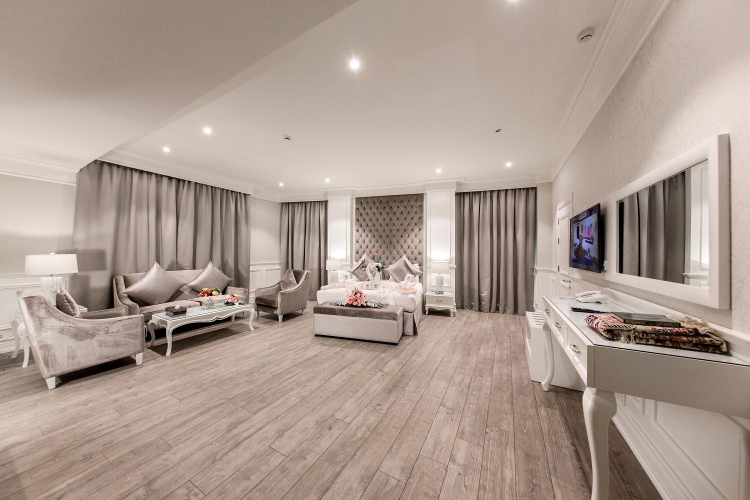 Executive Suite with Balcony photo 2