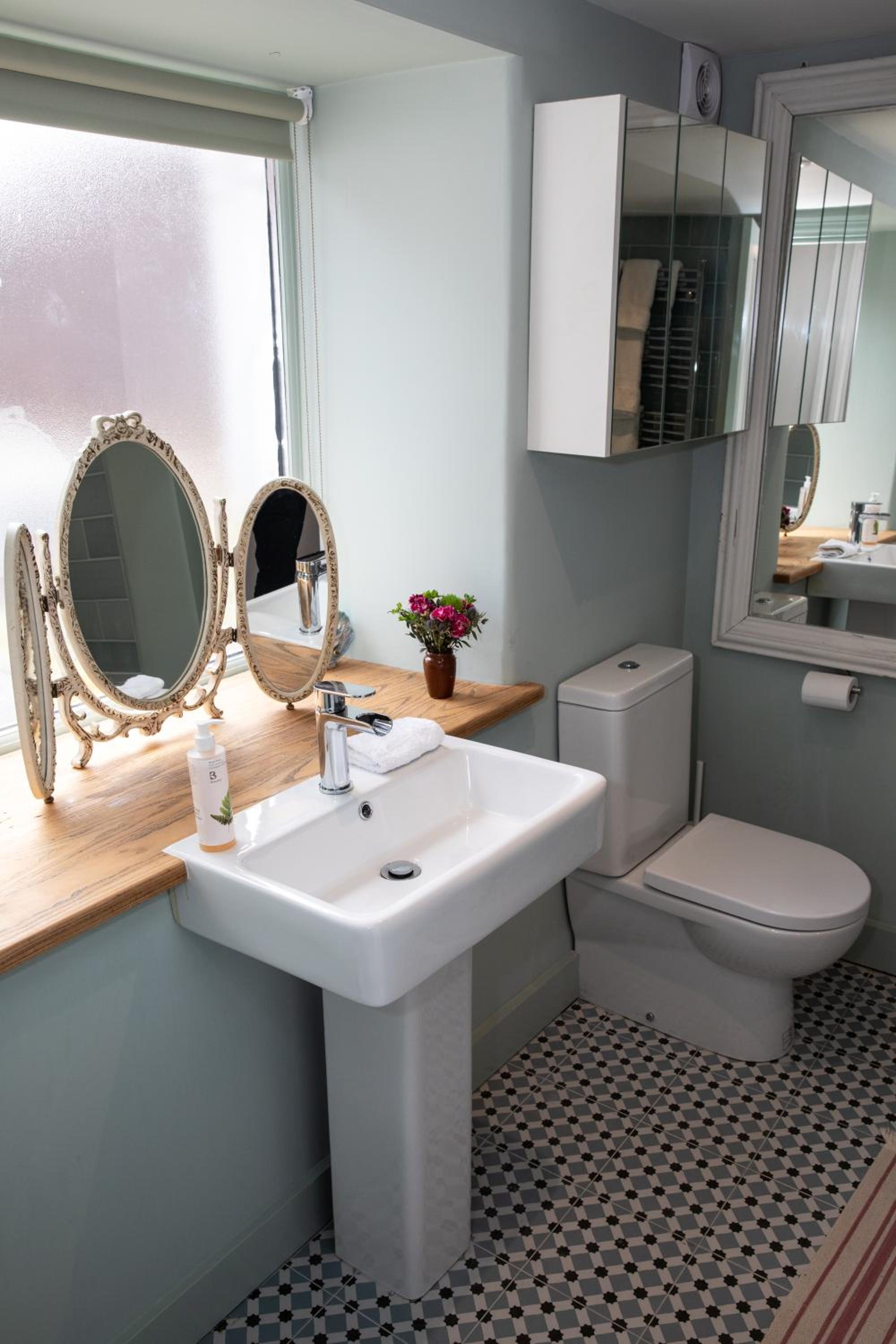 Deluxe King Room - Photo 4