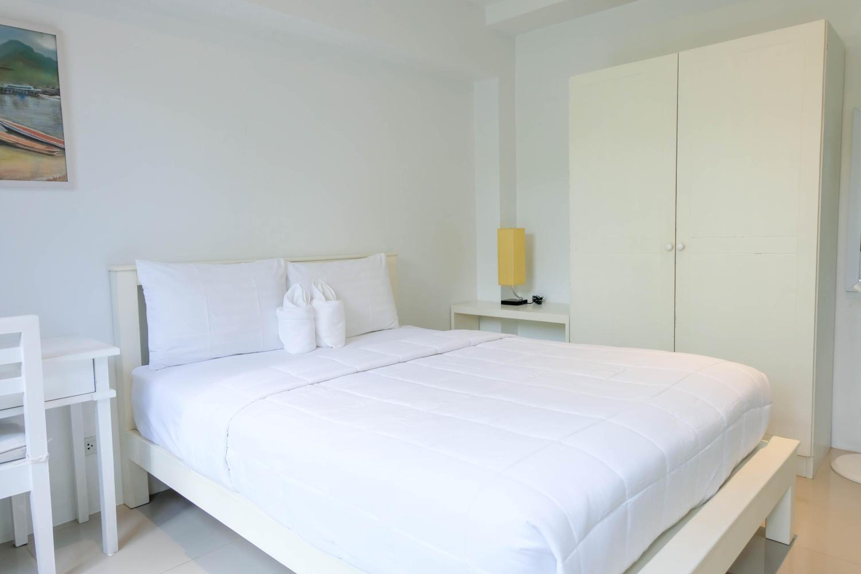 Queen Room with Garden View - Photo 10