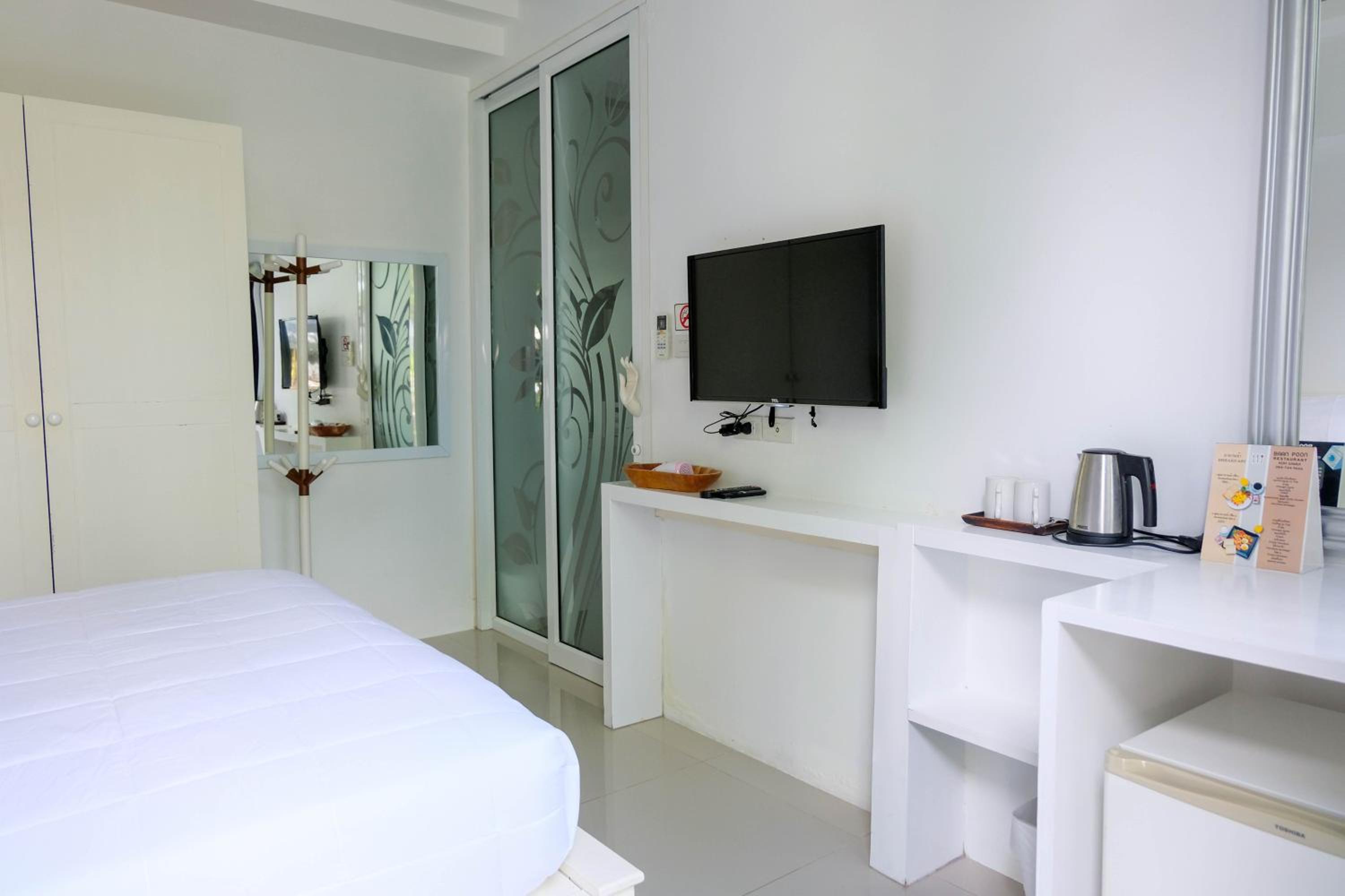 Queen Room with Garden View - Photo 13