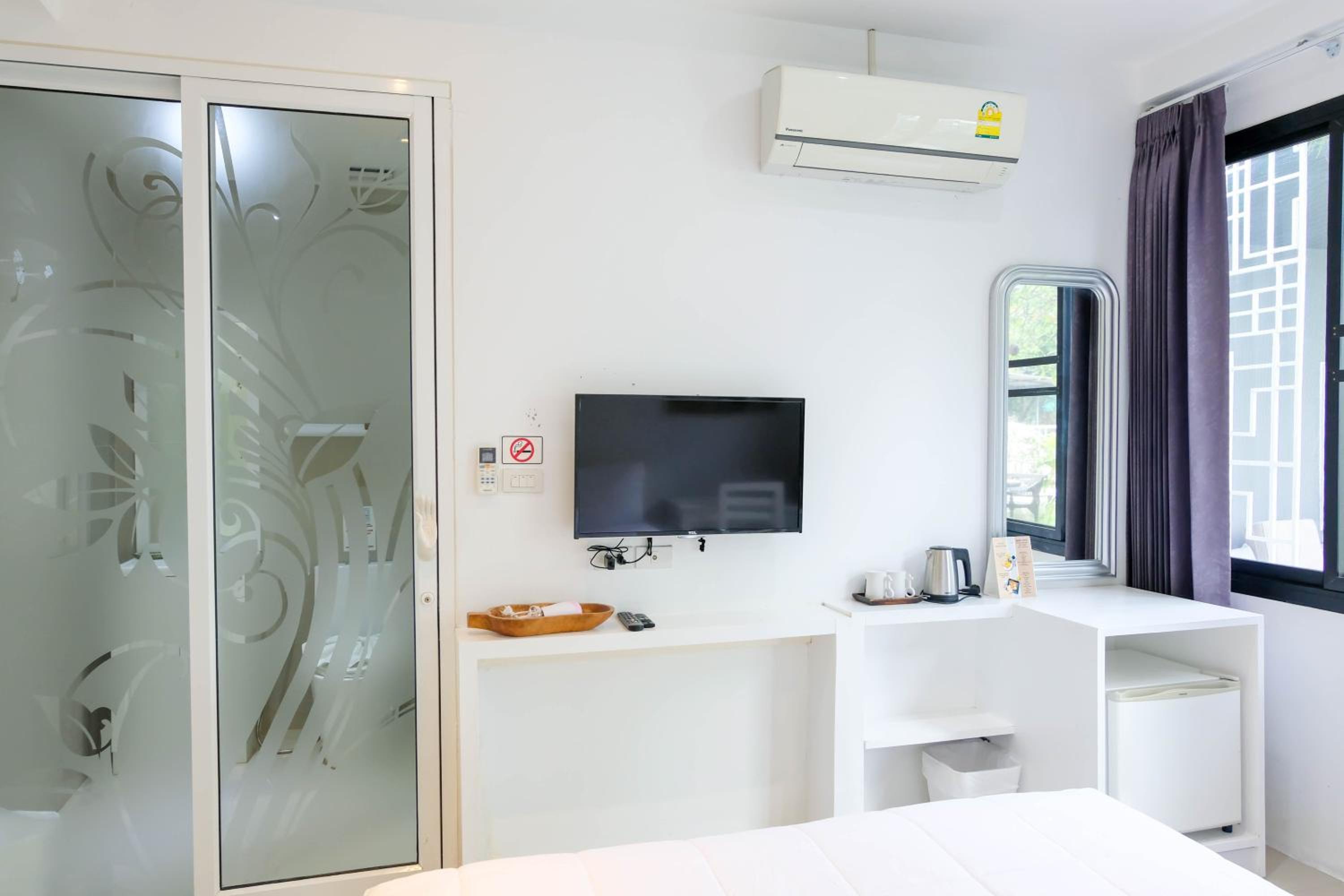 Queen Room with Garden View - Photo 18