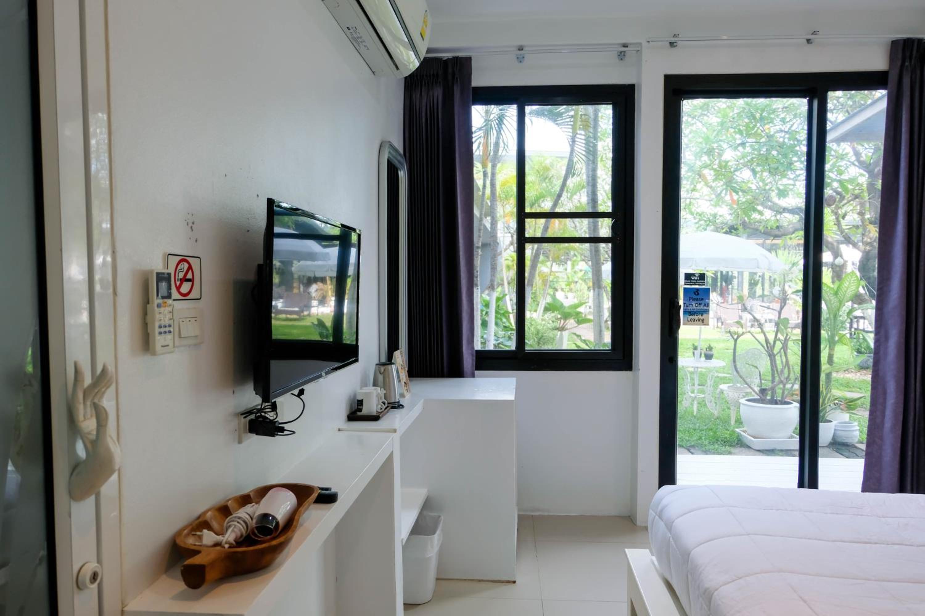 Queen Room with Garden View - Photo 19