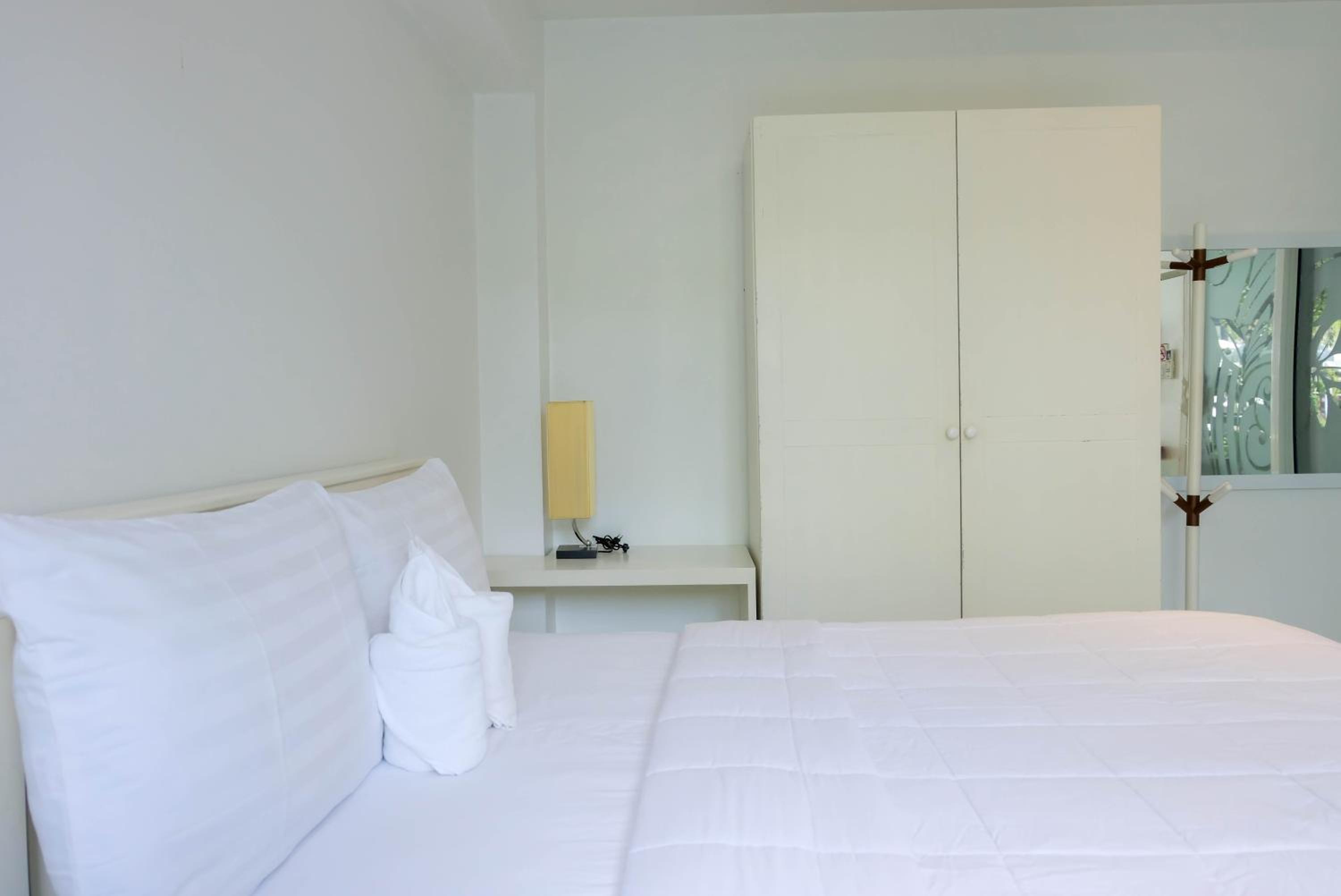 Queen Room with Garden View - Photo 9
