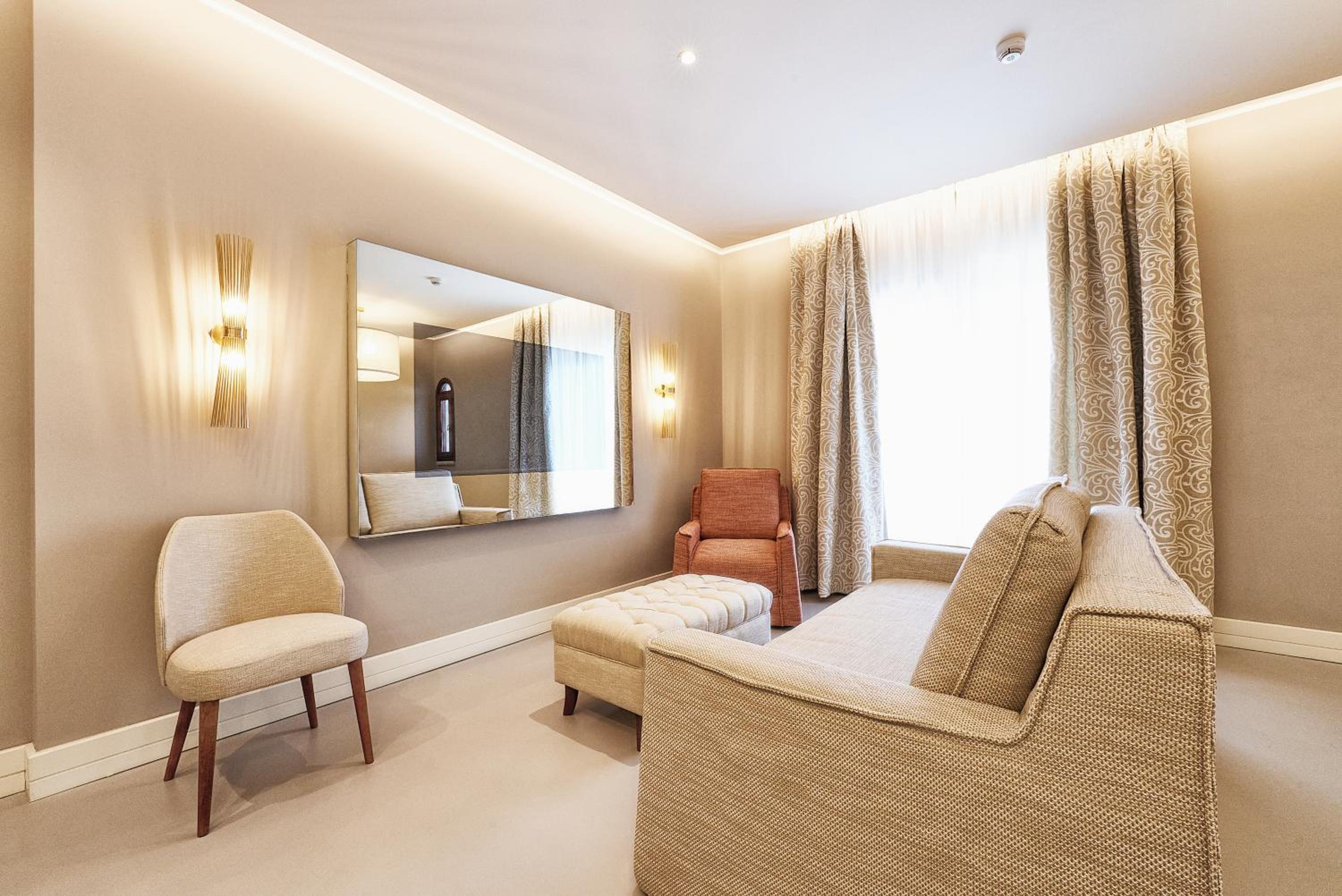 Suite with Lake View - Separate Building
