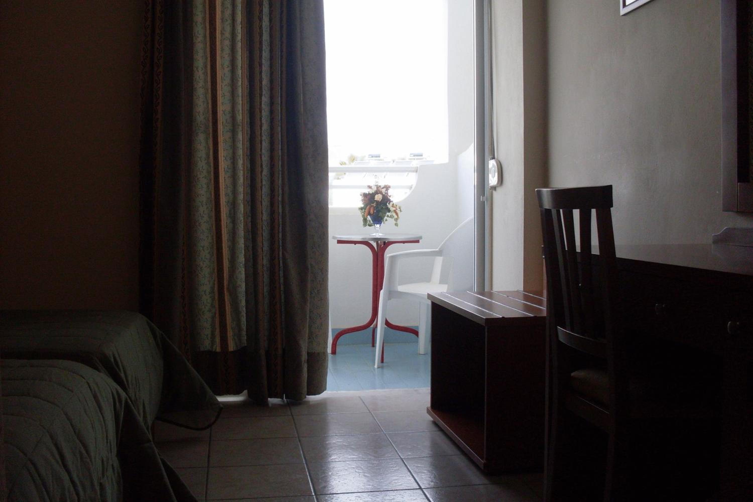 Double or Twin Room - Photo 4