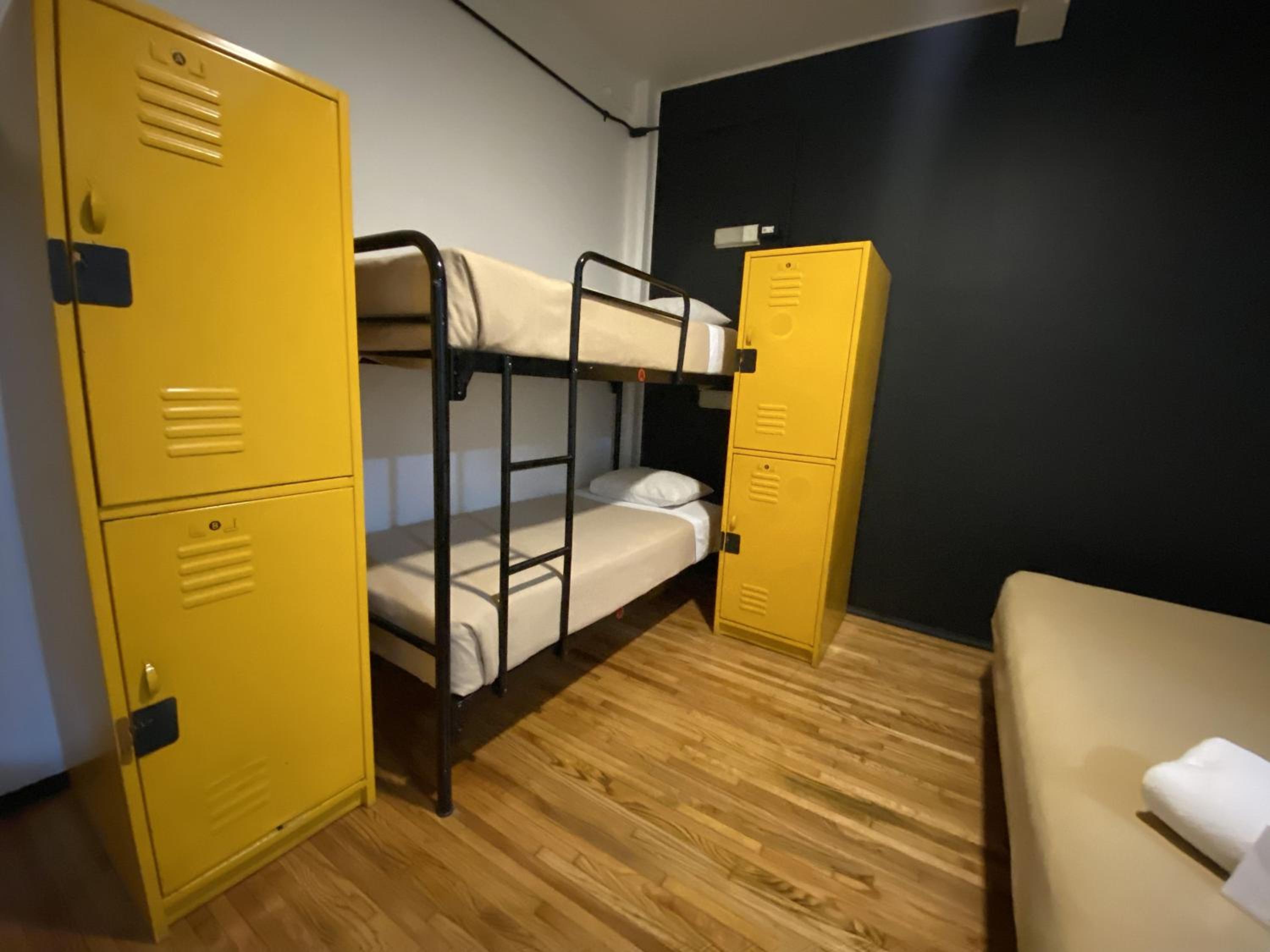 Quadruple Room with Private Bathroom photo 3