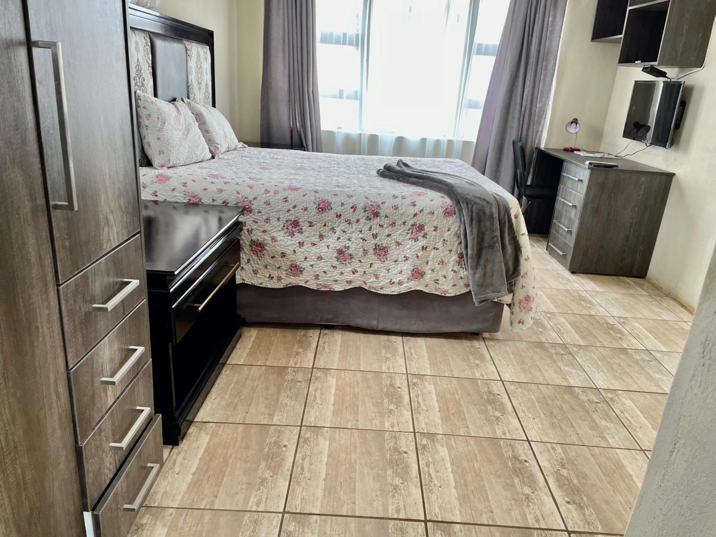 Deluxe Queen Room - Photo 29