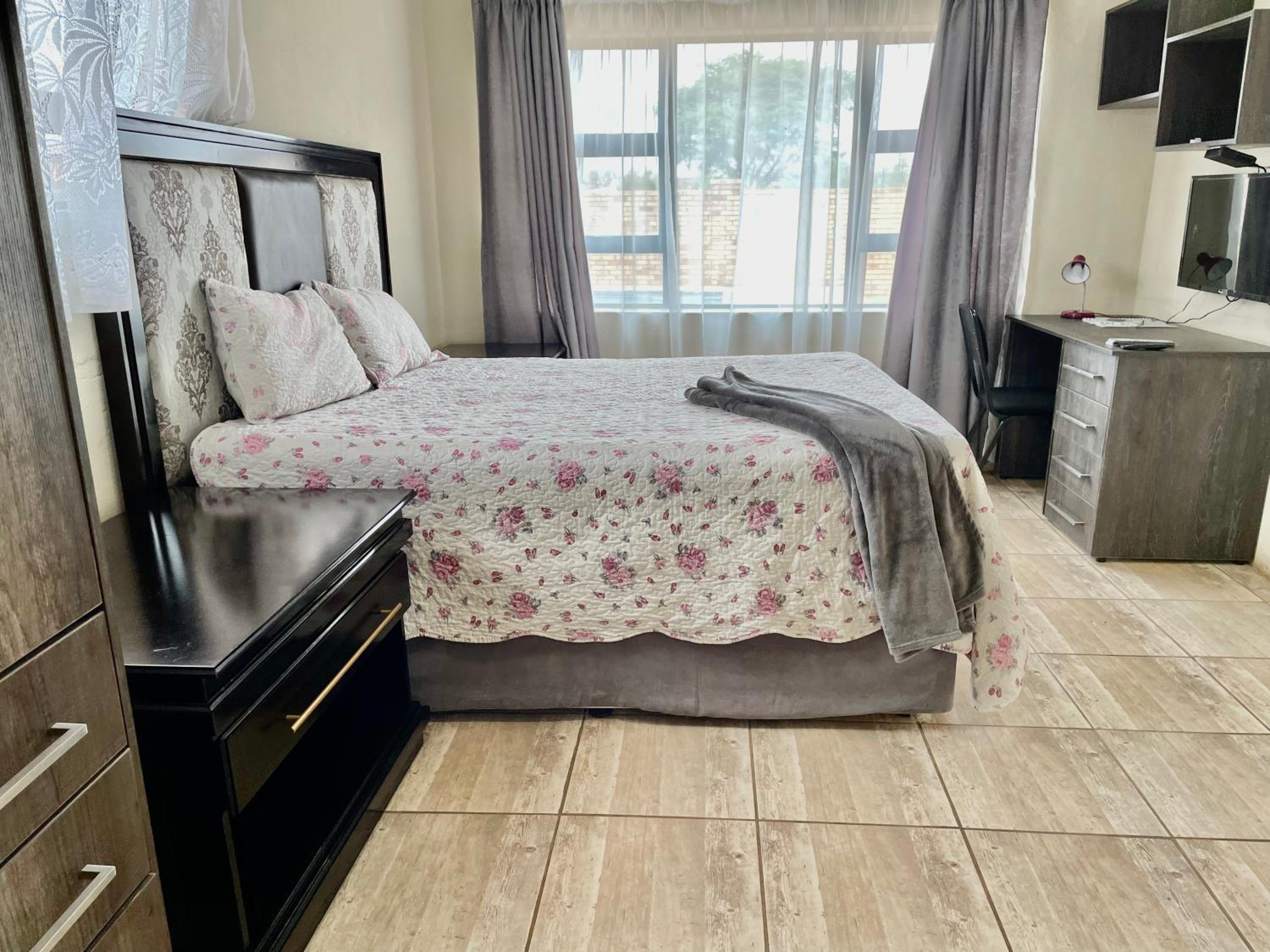 Deluxe Queen Room - Photo 10