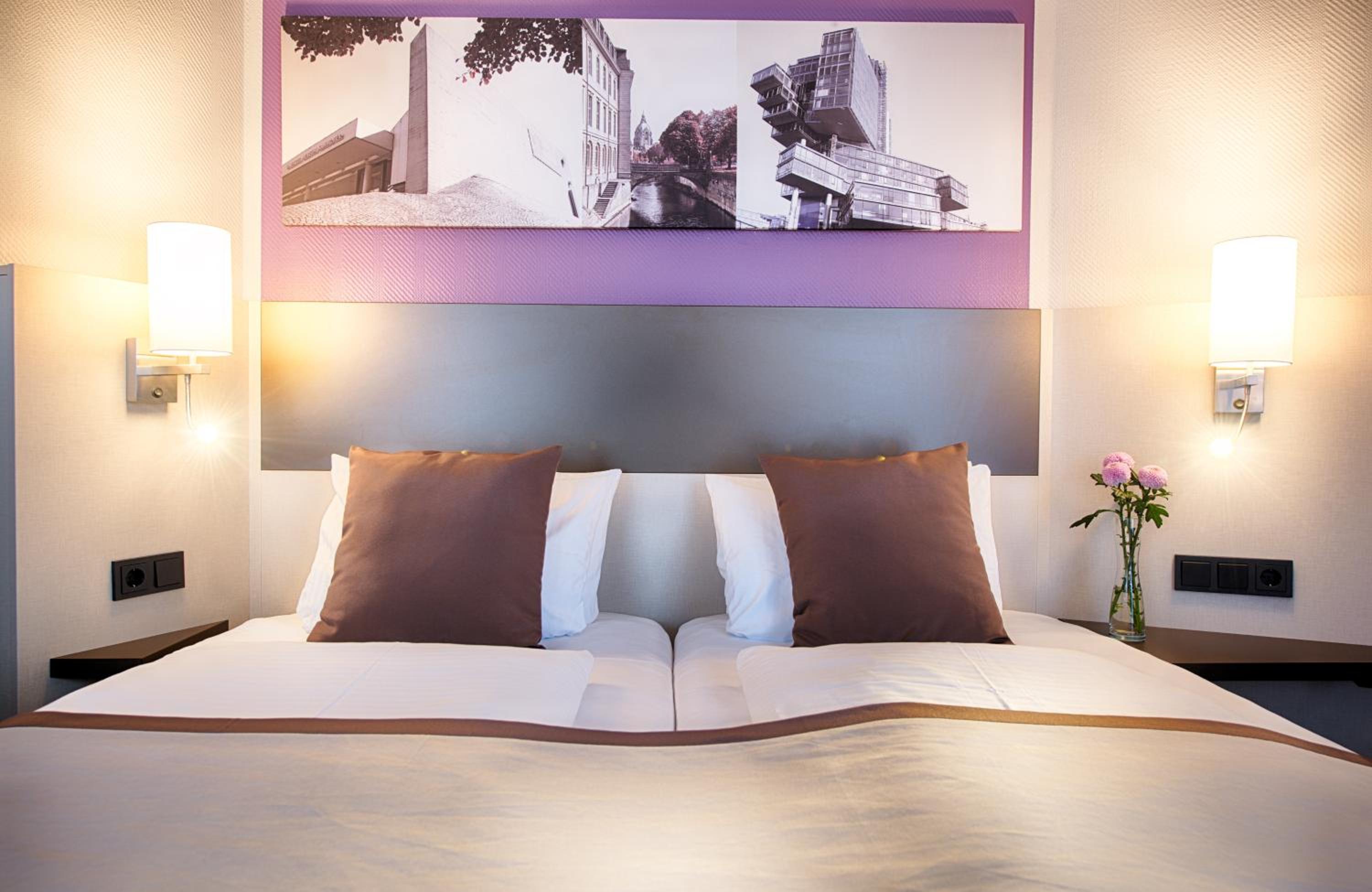 Superior Twin Room thumbnail 5
