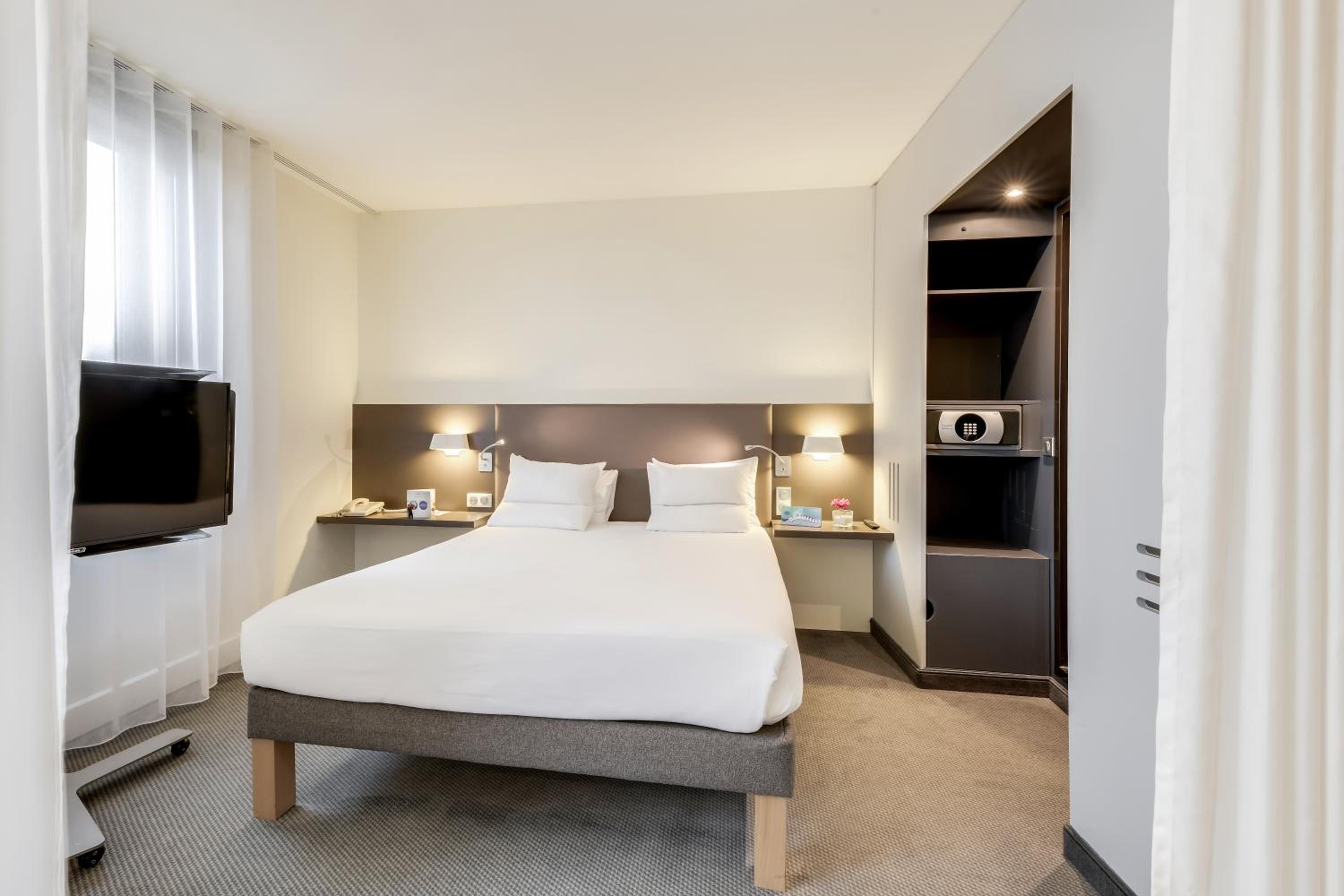 Superior Suite with Double Bed and Two Single Beds - Photo 1