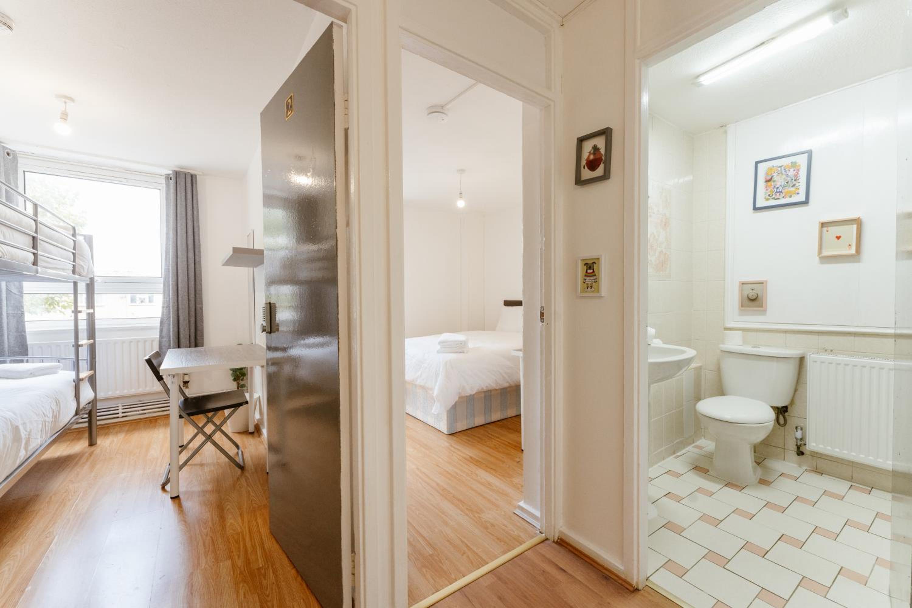 Twin Room with Shared Bathroom photo 3