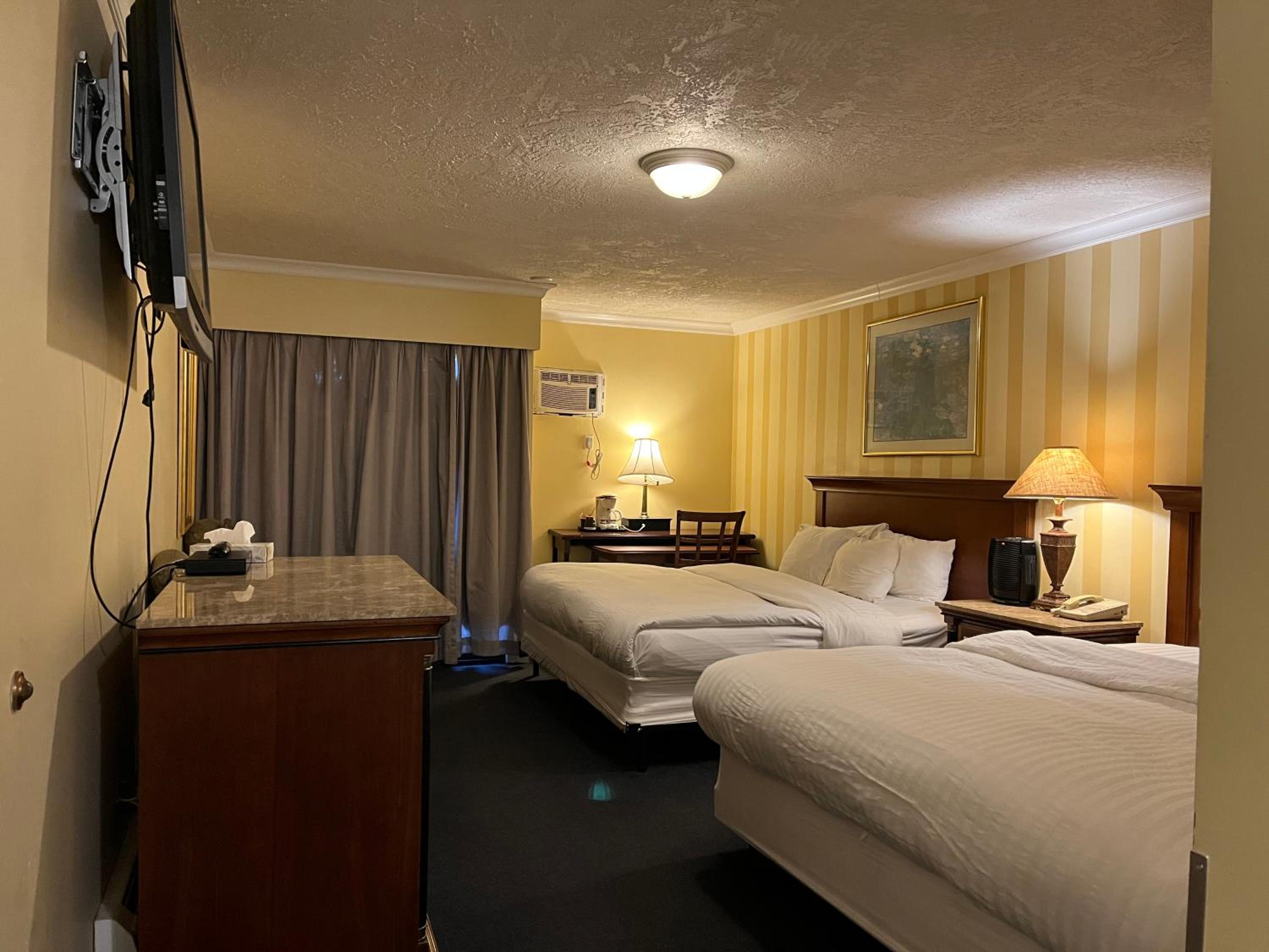 King Room with Two King Beds - Photo 7