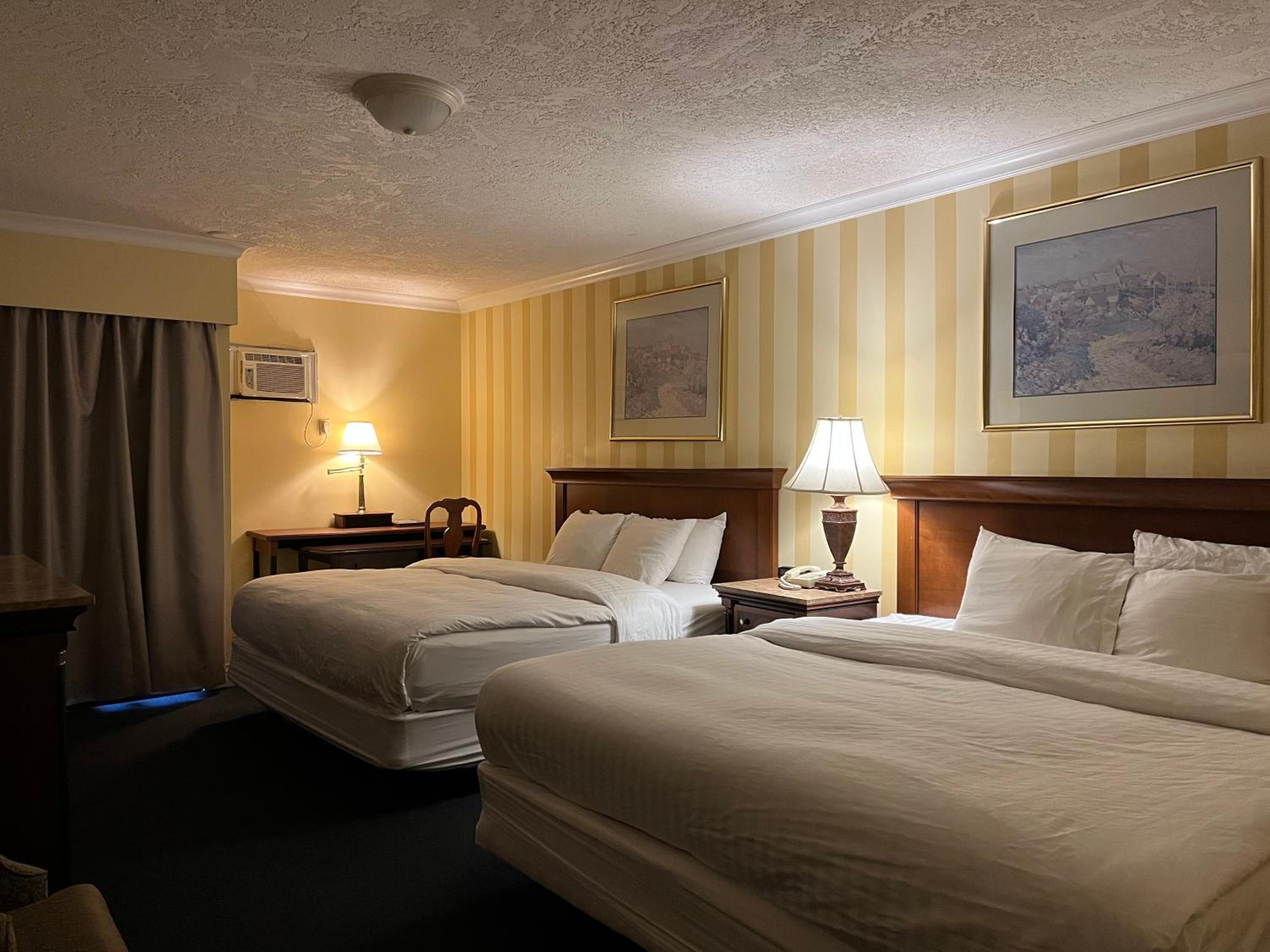 King Room with Two King Beds - Photo 2