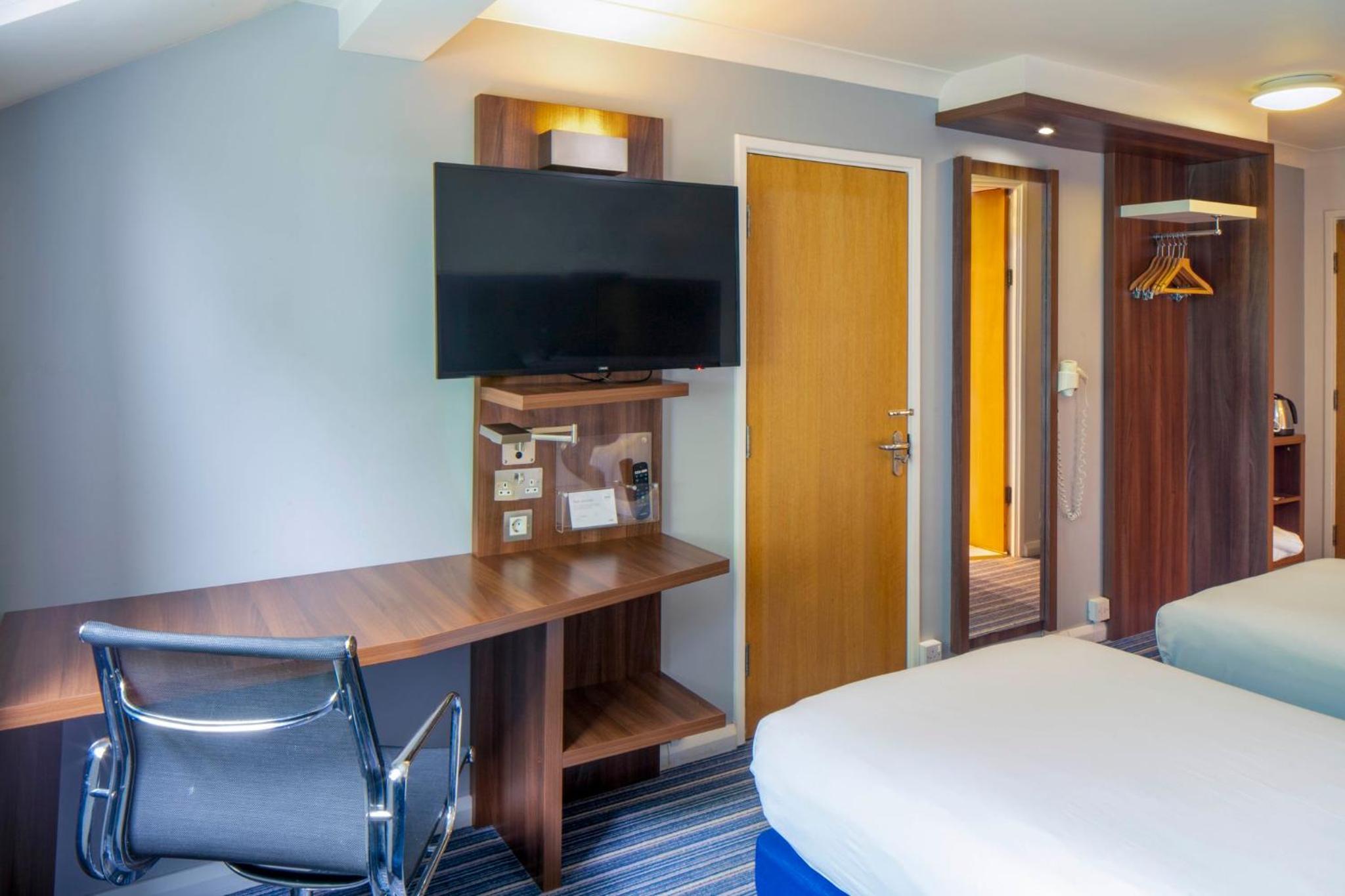 Standard Room with Free Hot Breakfast - Photo 16