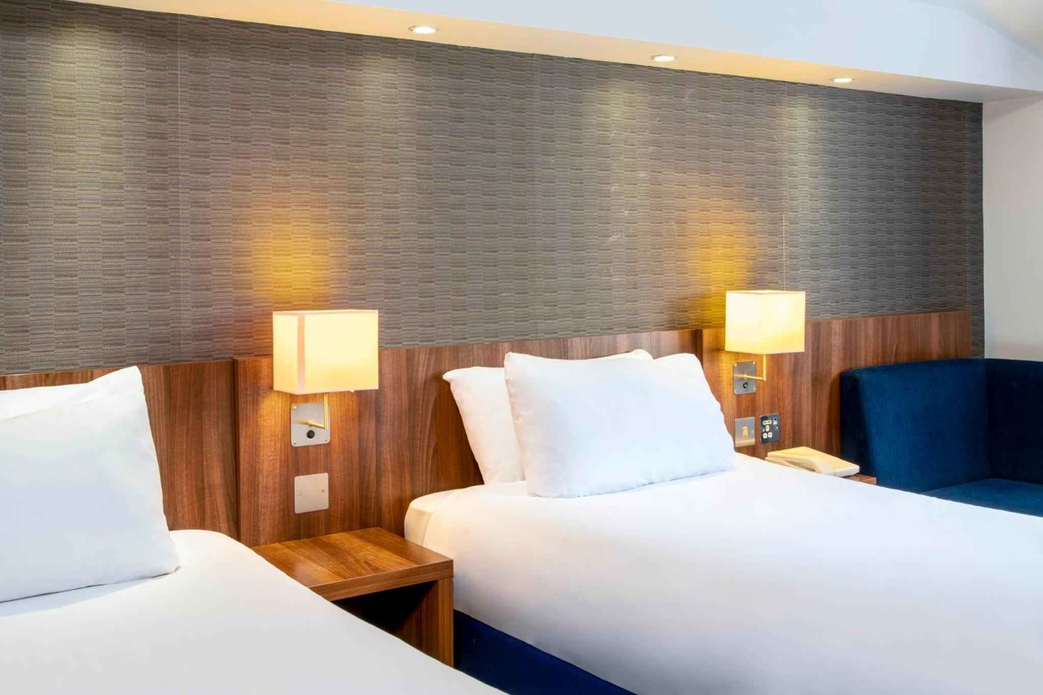 Standard Room with Free Hot Breakfast - Photo 15