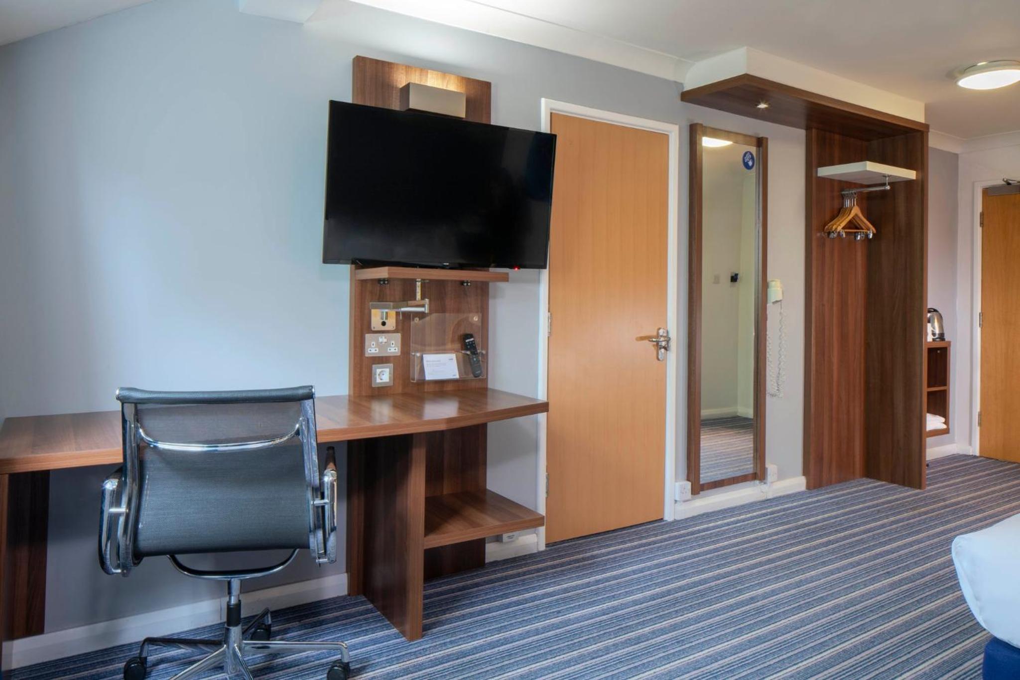 Standard Room with Free Hot Breakfast - Photo 5