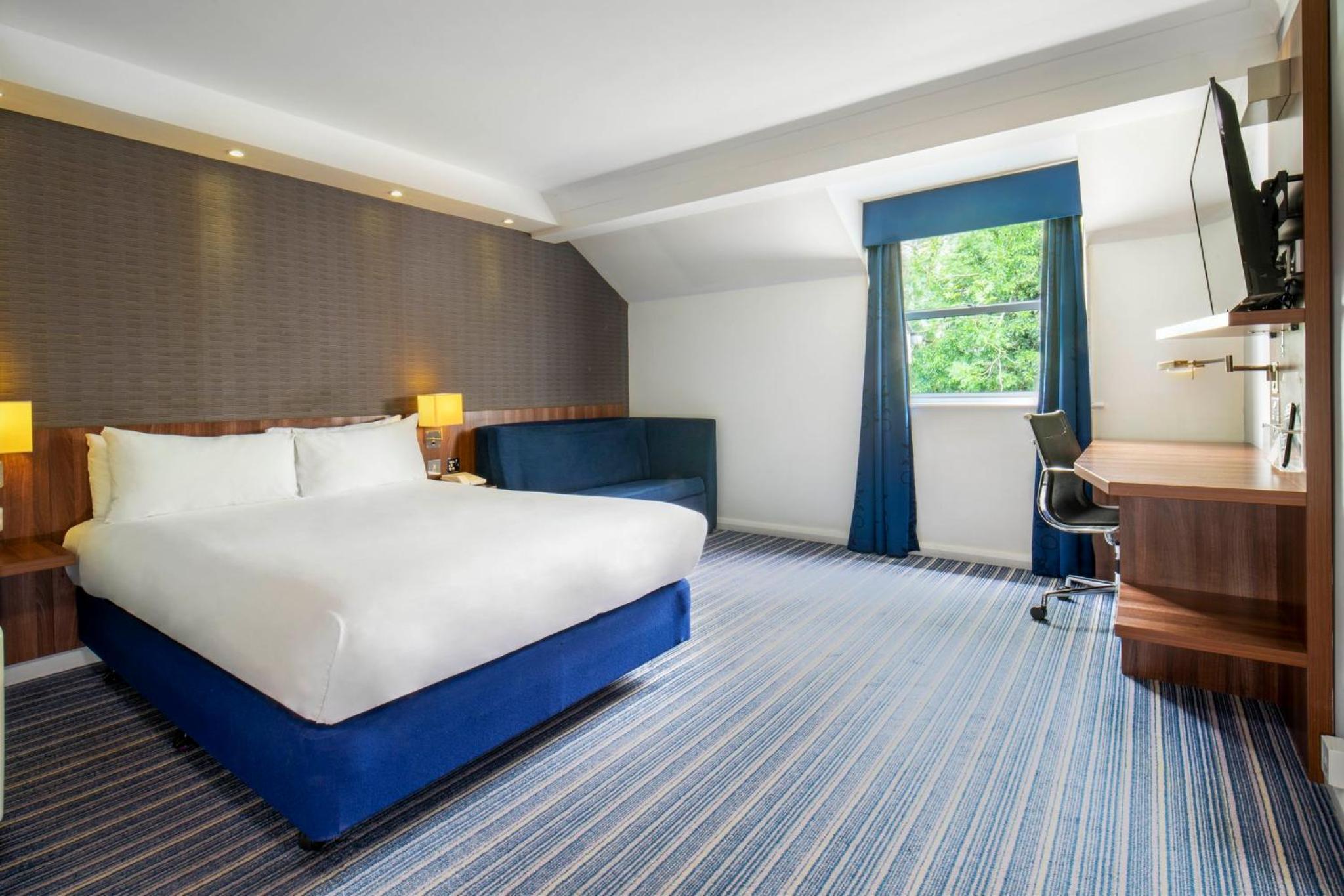Standard Double Room with Sofa Bed and Free Hot Breakfast - Photo 13