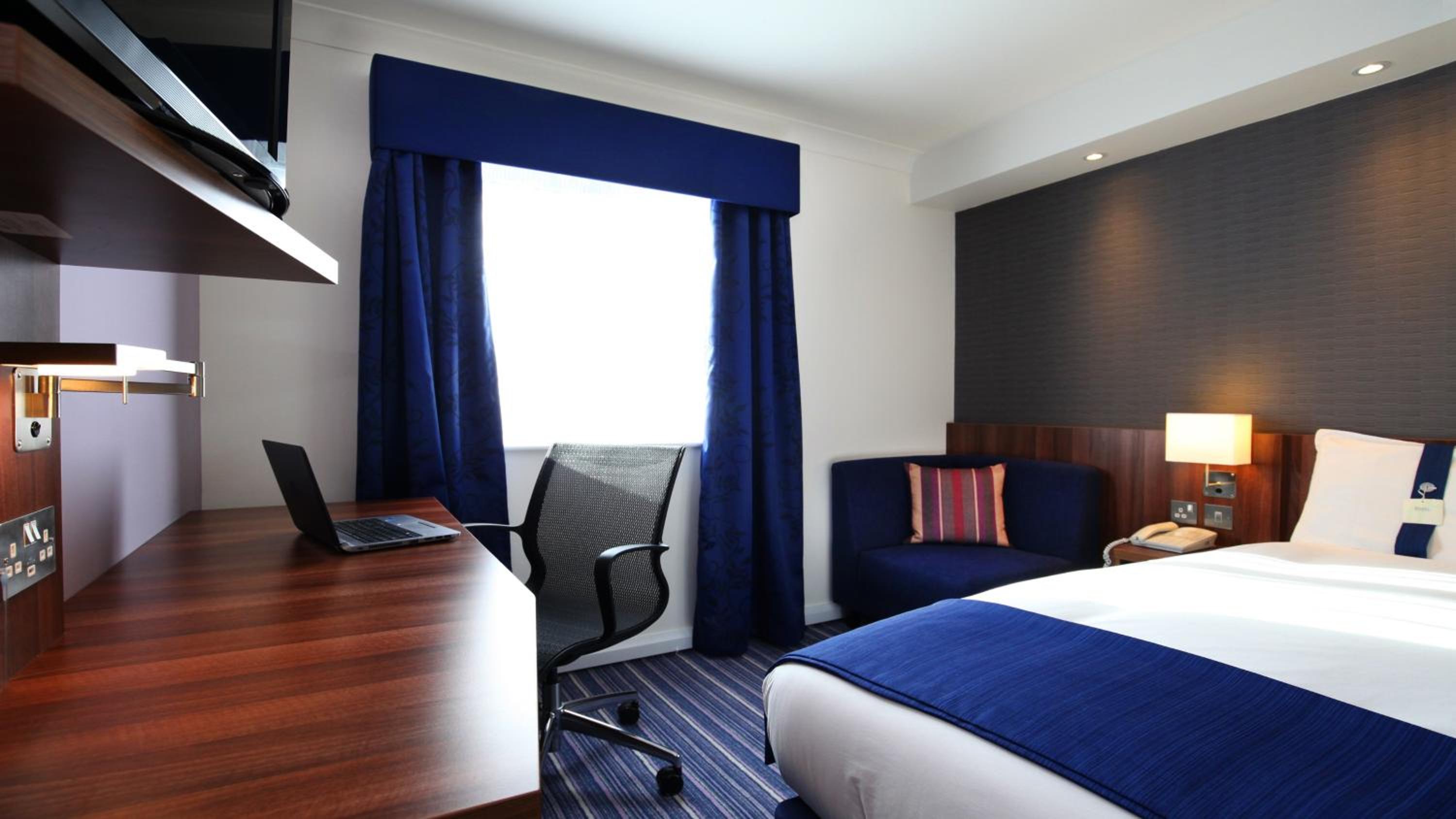 Standard Room with Free Hot Breakfast - Photo 14